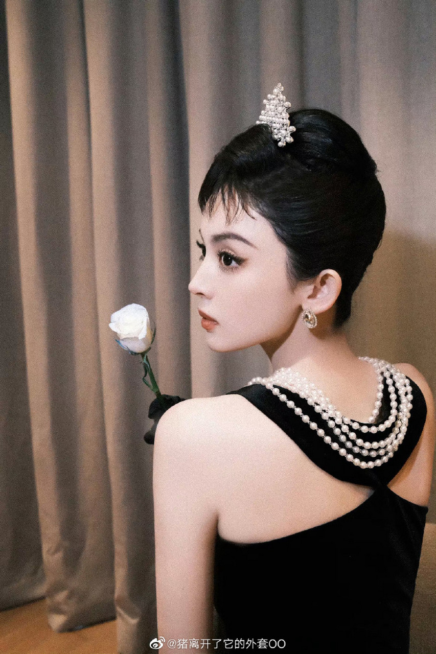 古力娜扎# 娜扎萌探cos奥黛丽赫本造型图! #娱乐