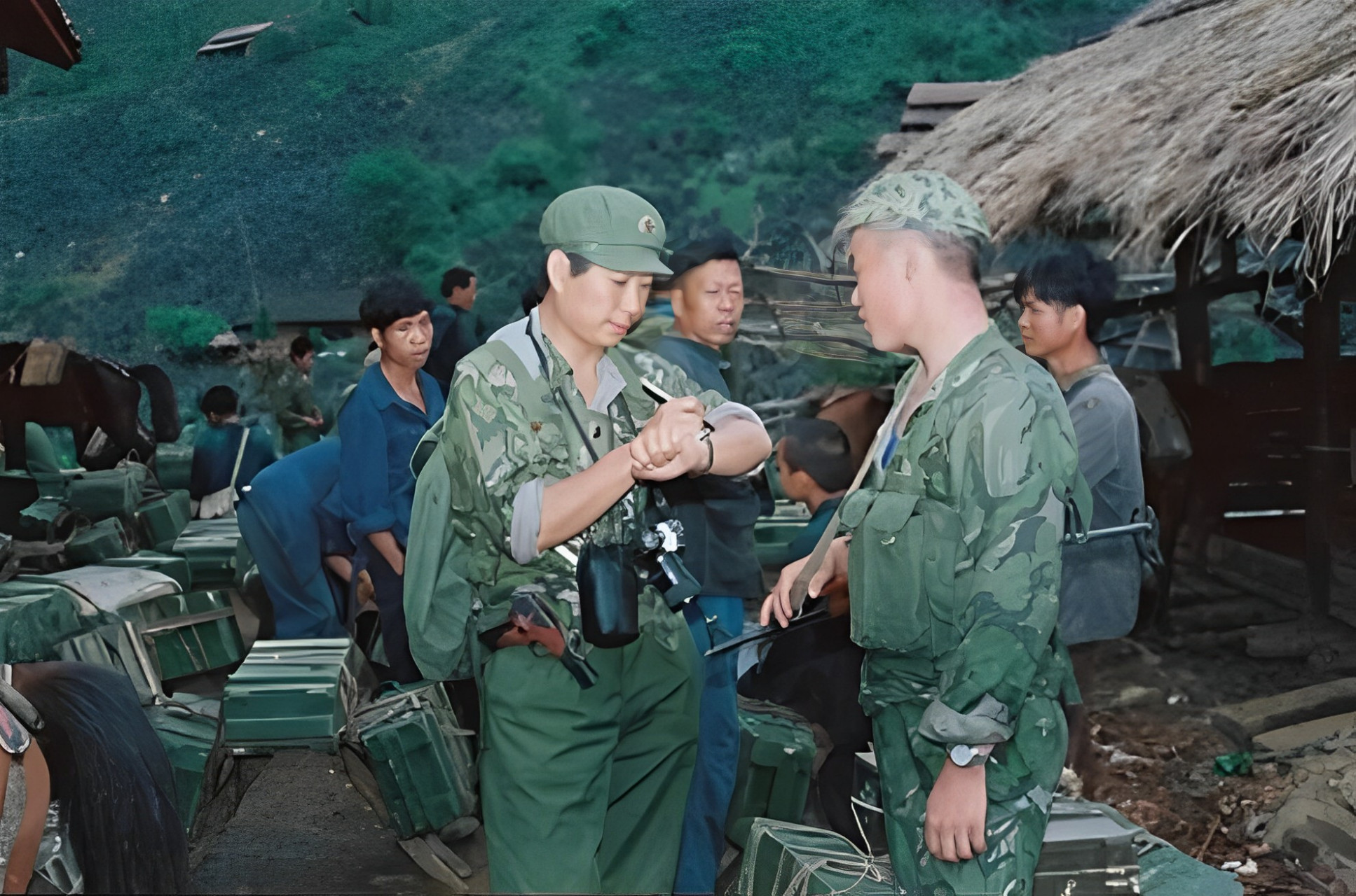 70年代几位解放军战士,一个吃饭的地方,有的坐在马扎的照片里,大部分