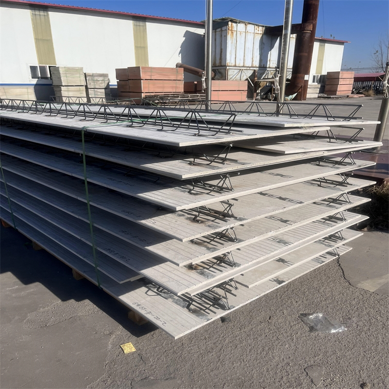 在建筑,工程施工以及其他相关领域中,免拆模板被广泛应用于各种混凝土