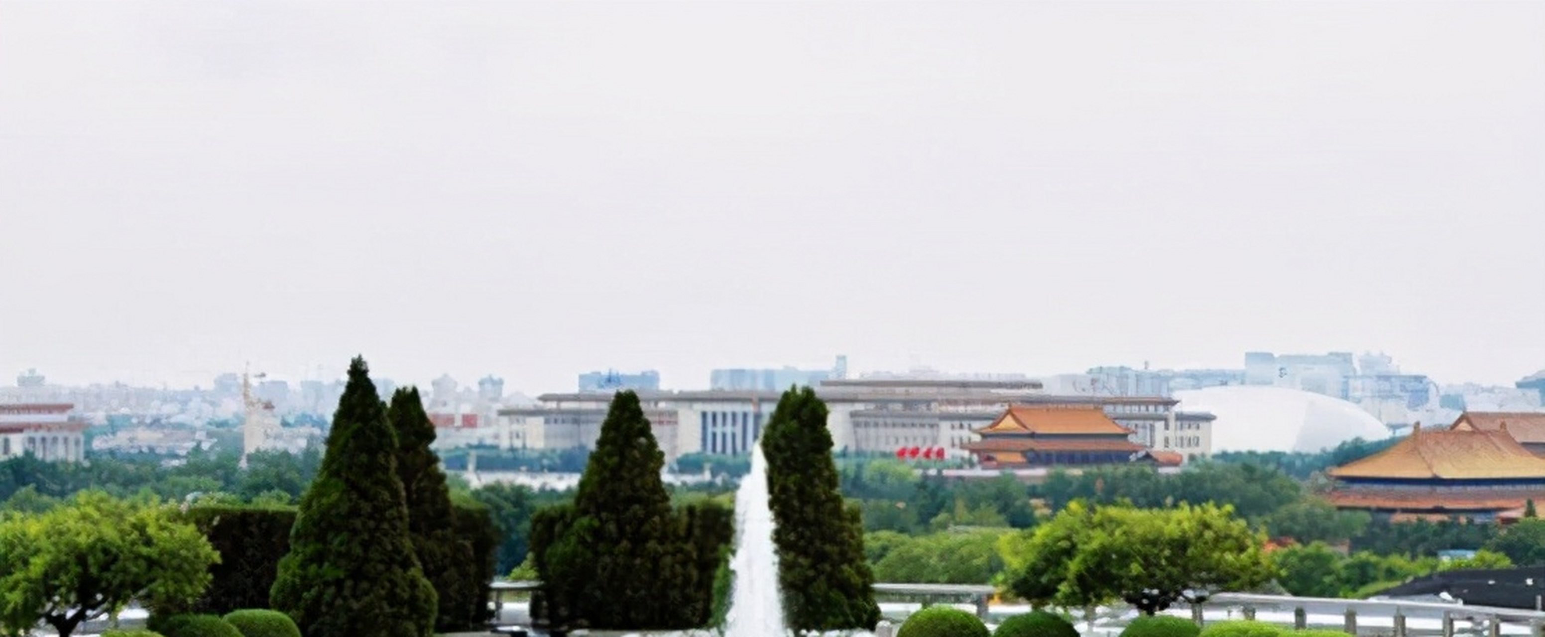 王艳家的小区叫王府世纪,这是一座八层楼高的大厦,虽然建筑外观看起来