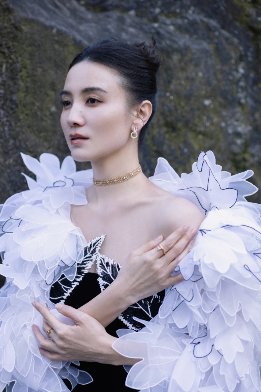 宋佳白色羽毛披风造型!搭配黑色丝绒连身长裙造型.