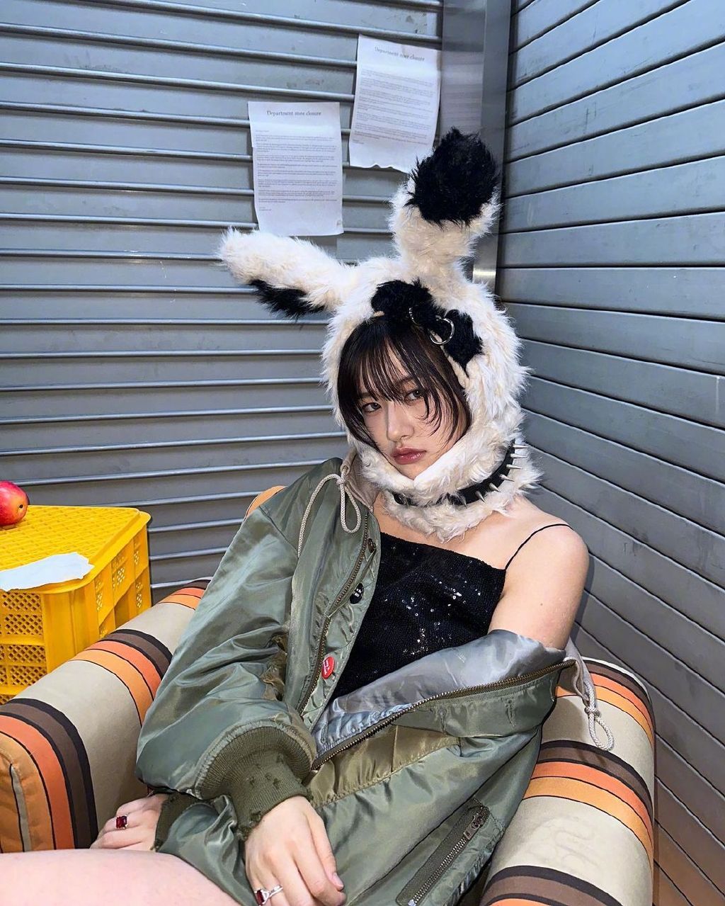 安宥真近期的一组造型,一身休闲穿搭搭配兔子头套,这造型相当可爱啊