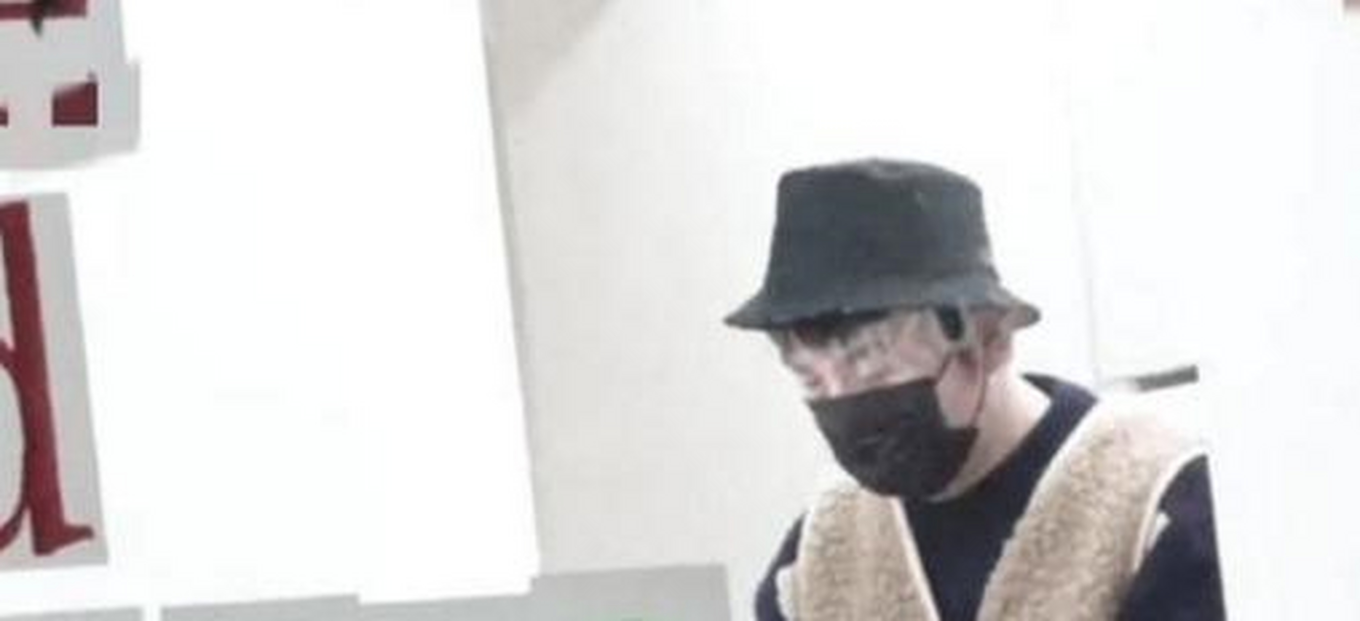 网友还分享出一张雷佳音背影照.