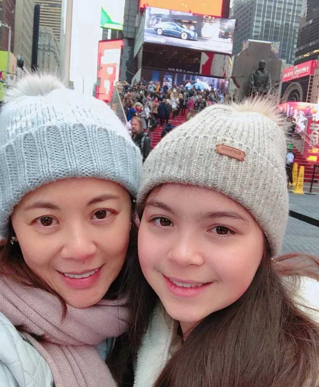 原央视主持人姜丰和一双混血儿女的合影,13岁的龙凤胎儿女遗传了父母