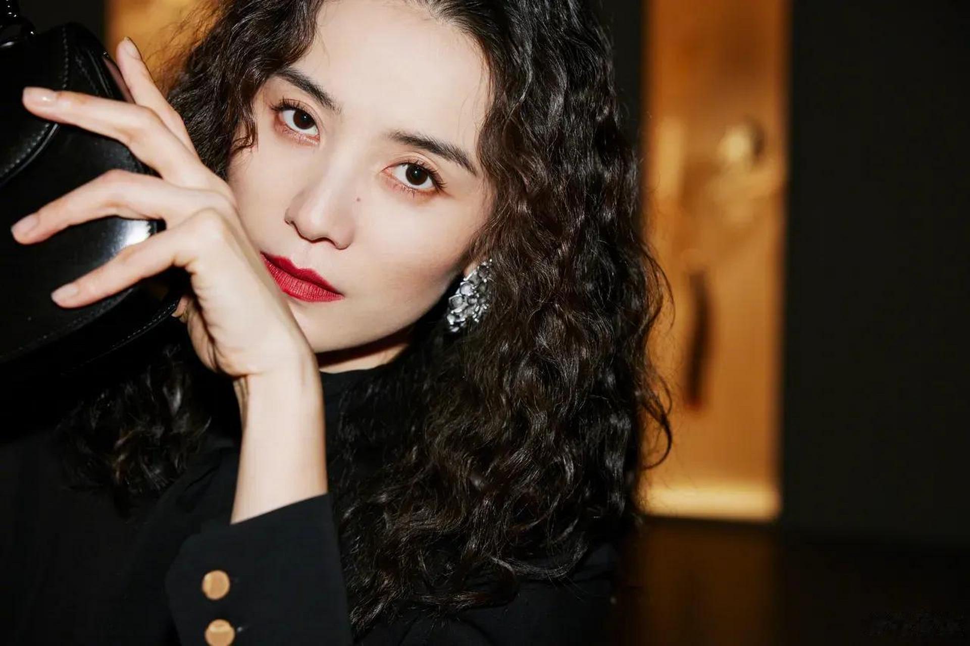 宋佳摆拍造型好洋气,羊毛卷造型好有范,肤色白皙,烈焰红唇,搭配上银色