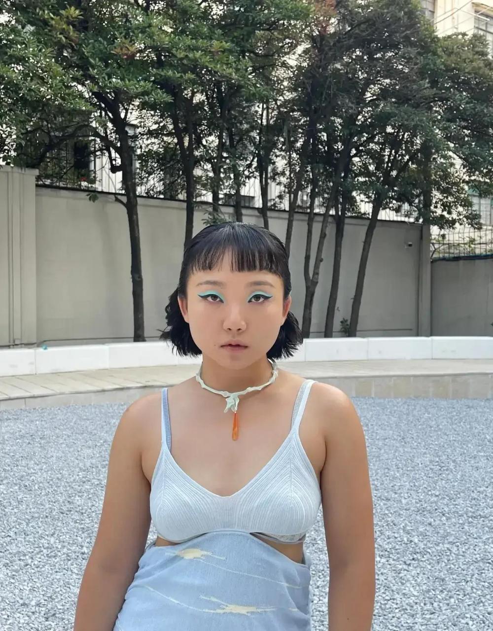 辣目洋子确实人如其名,让人看了过目不忘,各种奇葩造型,各种卖丑表演