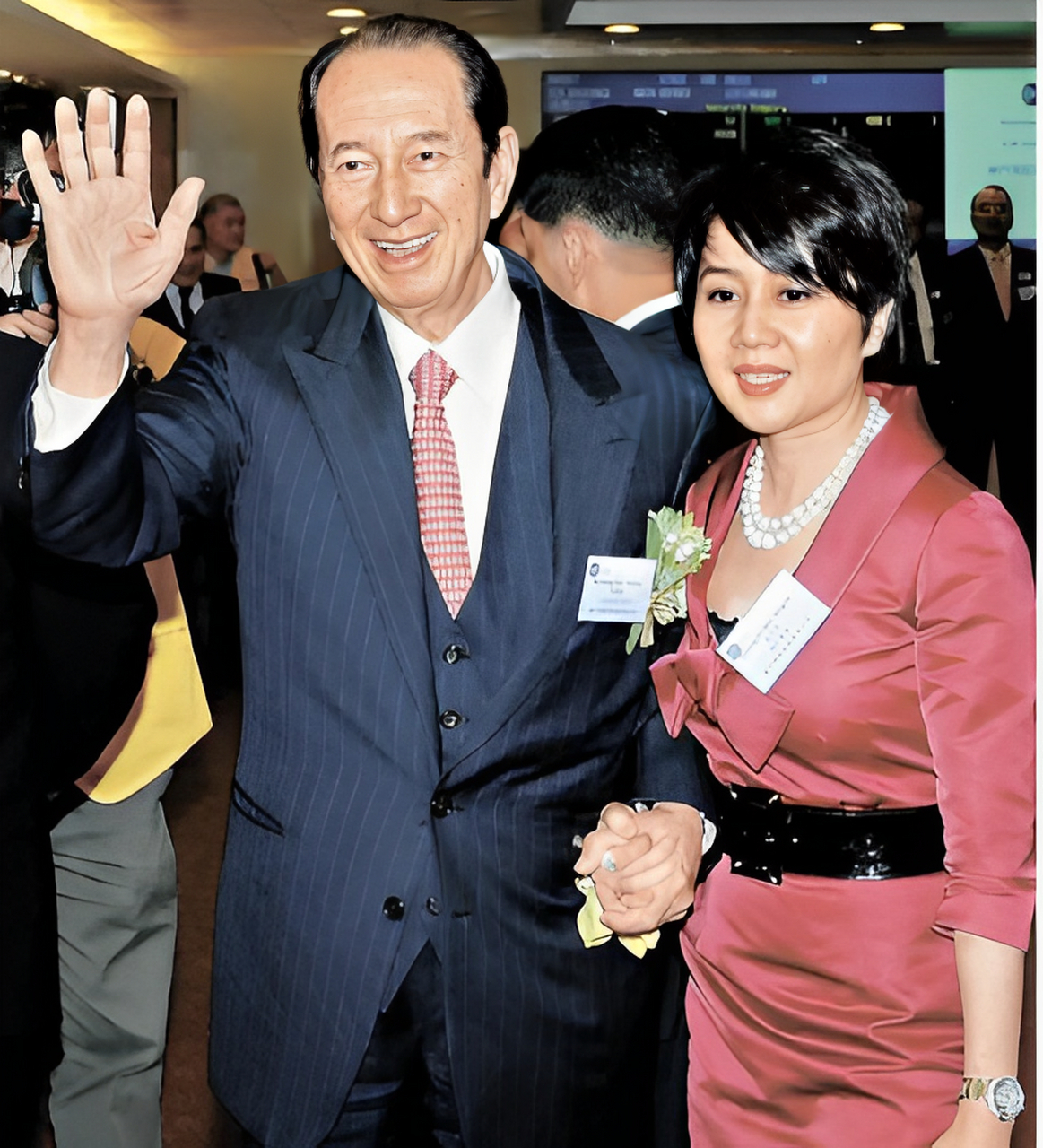 就像个乡下姑娘!连陈婉珍夫人都比她穿得好! 两人同框!