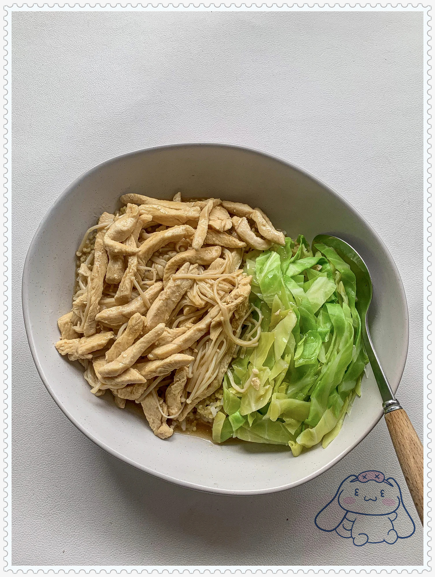 "健康美味金针菇鸡胸肉丝烩饭,享受快乐减脂之旅"  所需食材:鸡胸肉