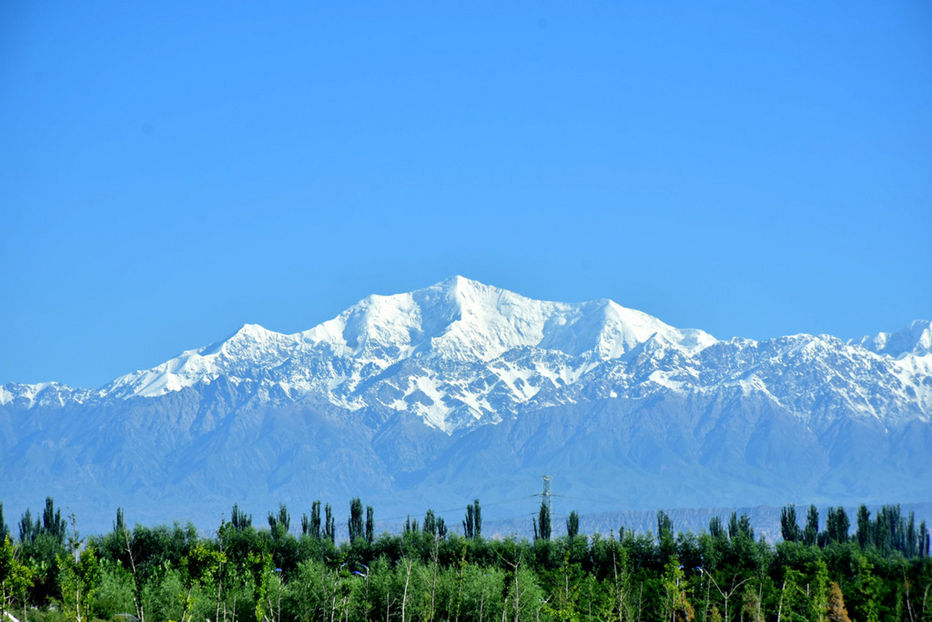 托木尔峰是天山山脉最高峰,海拔7443米,维吾尔族语意为"铁山",是边境