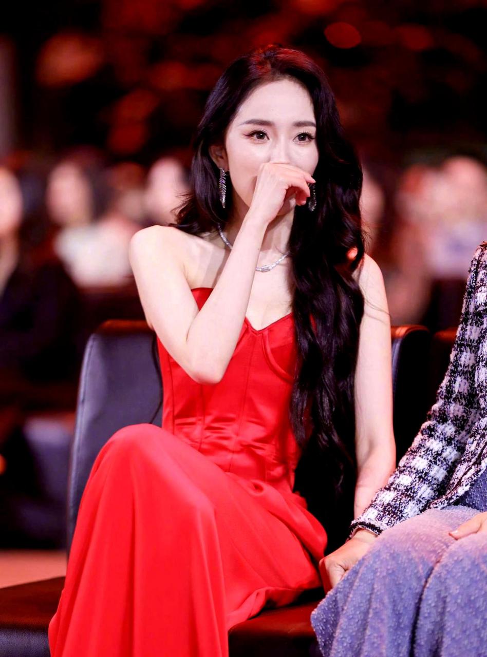 杨幂在微博之夜上化身为一朵"红玫瑰",穿着一袭大红色抹胸礼裙,风情万