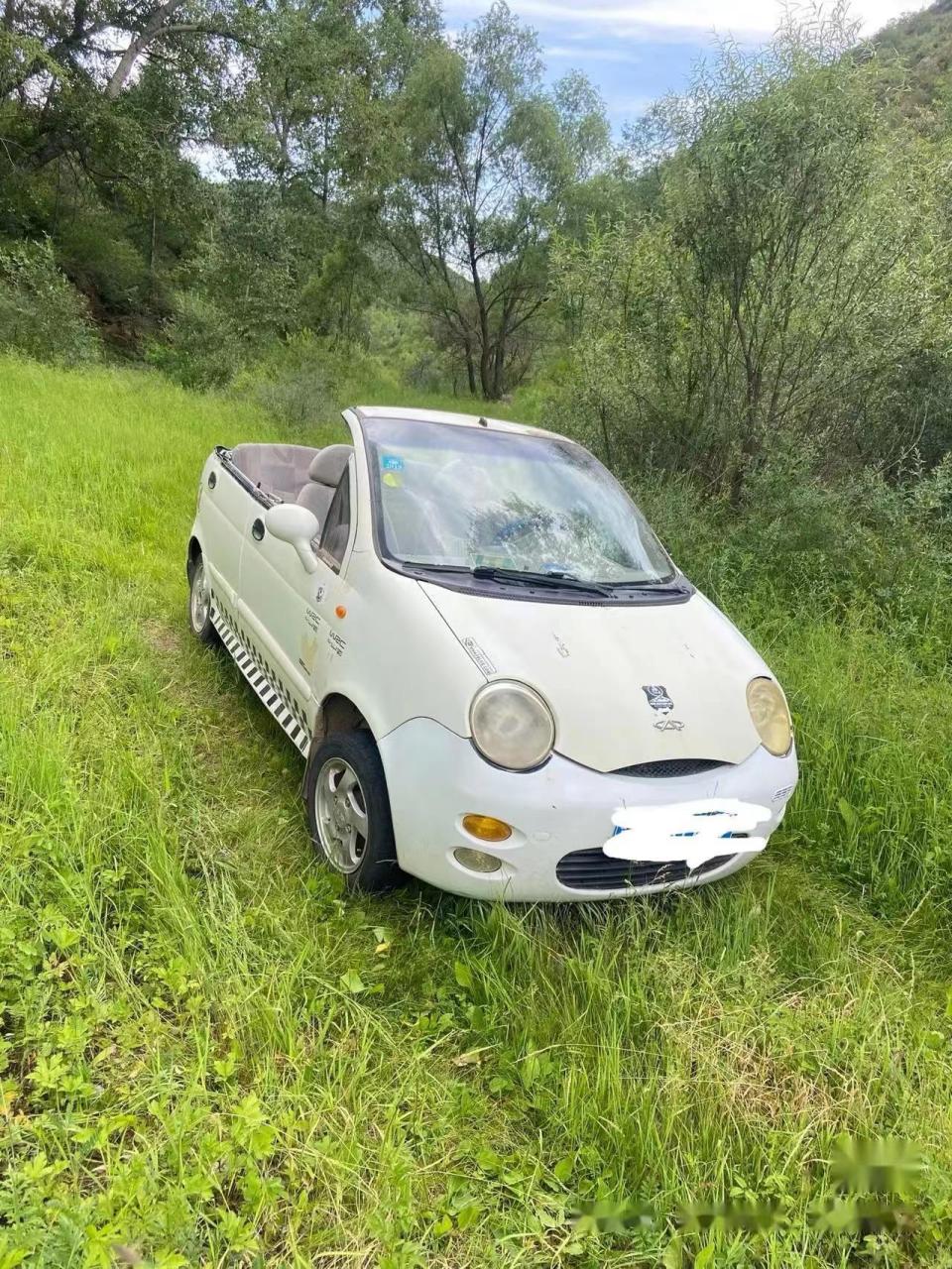 如图,一代名车奇瑞qq,改成两座硬顶敞篷"跑车",如果采用现代车企技术