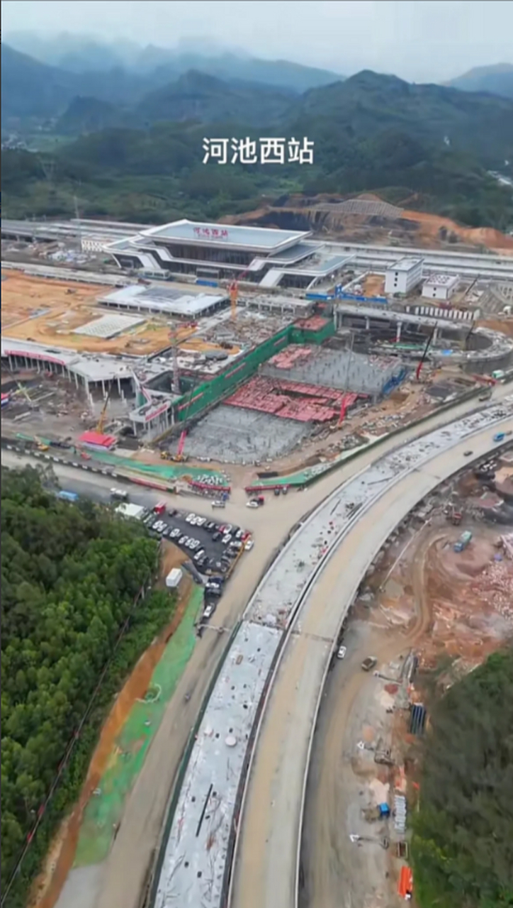 河池高铁站建设最新进度,车站站房建设已经完工,目前正在进行站前广场