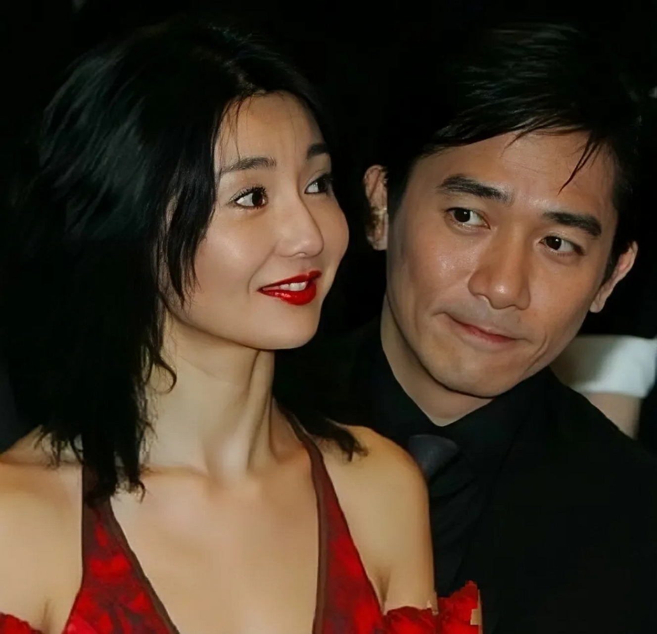 很少见到梁朝伟笑,但是在和张曼玉的合照里,伟仔脸上却时常挂着笑容.