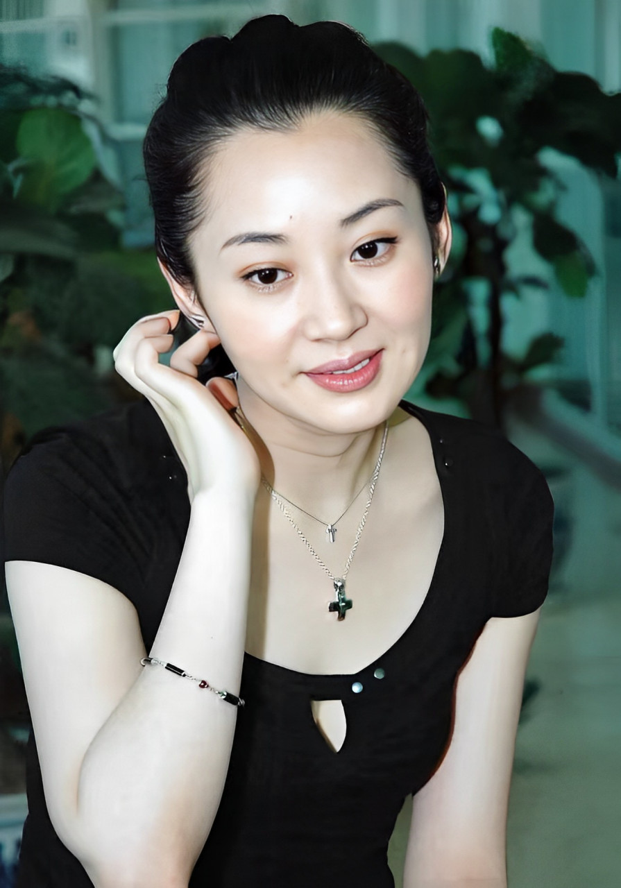 1988年,19岁的许晴站在天安门广场,身穿军装,头戴军帽,扎着两条辫子