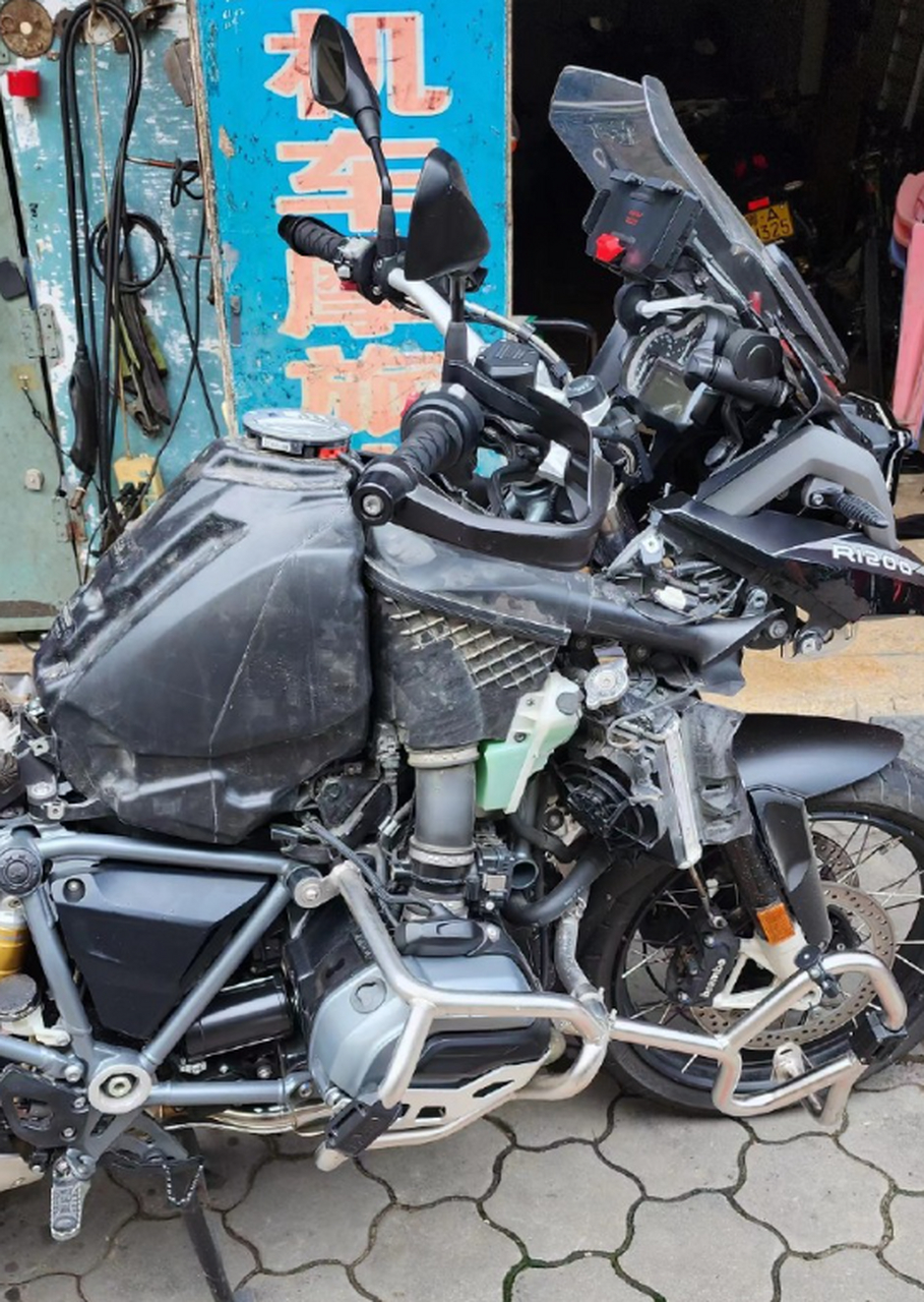 宝马水鸟换个空滤竟然要全拆外壳,抬油箱.怪不得工时费这么贵了!