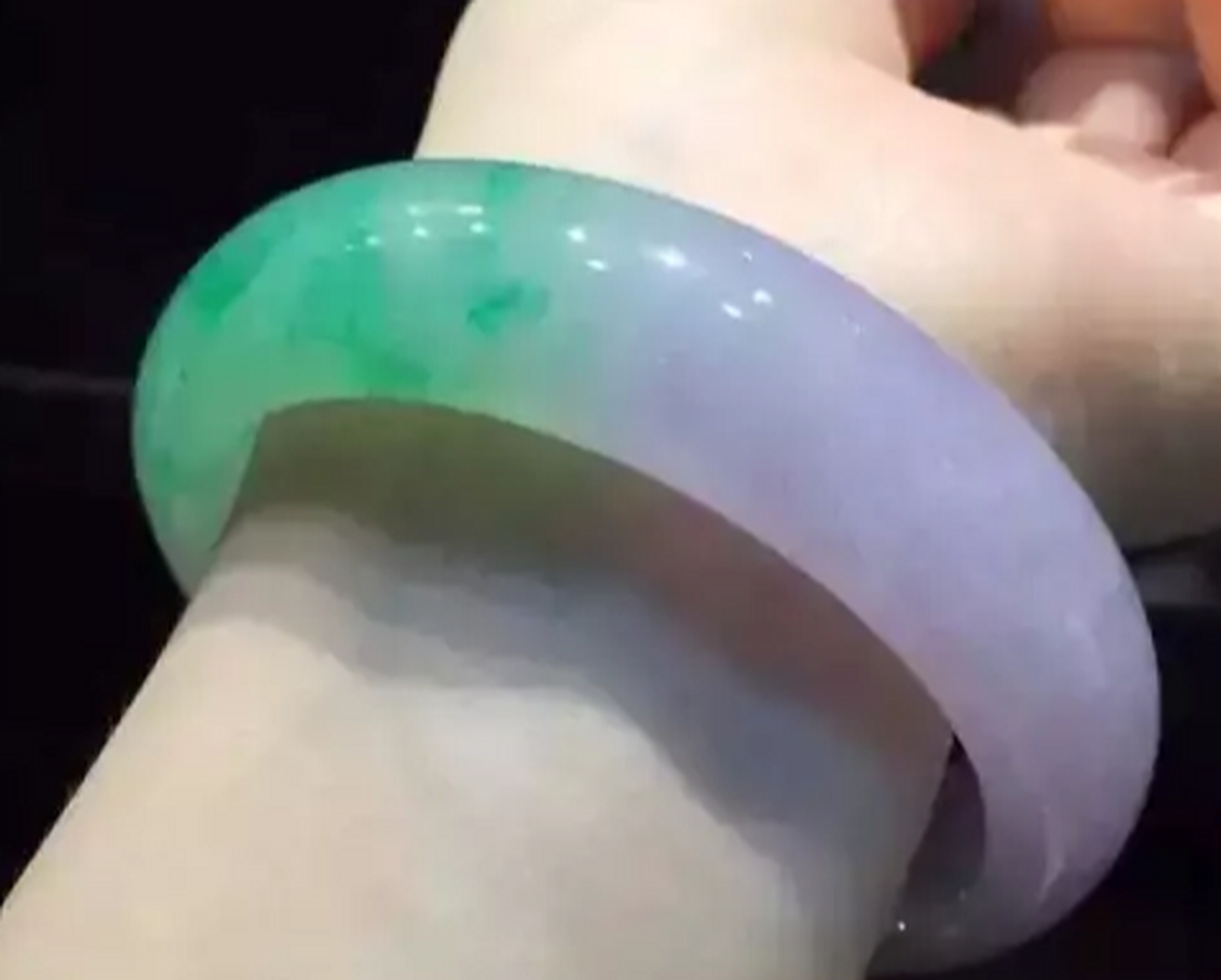 点击头像看直播# #翡翠手镯#鸳鸯镯,是指镯子成对.