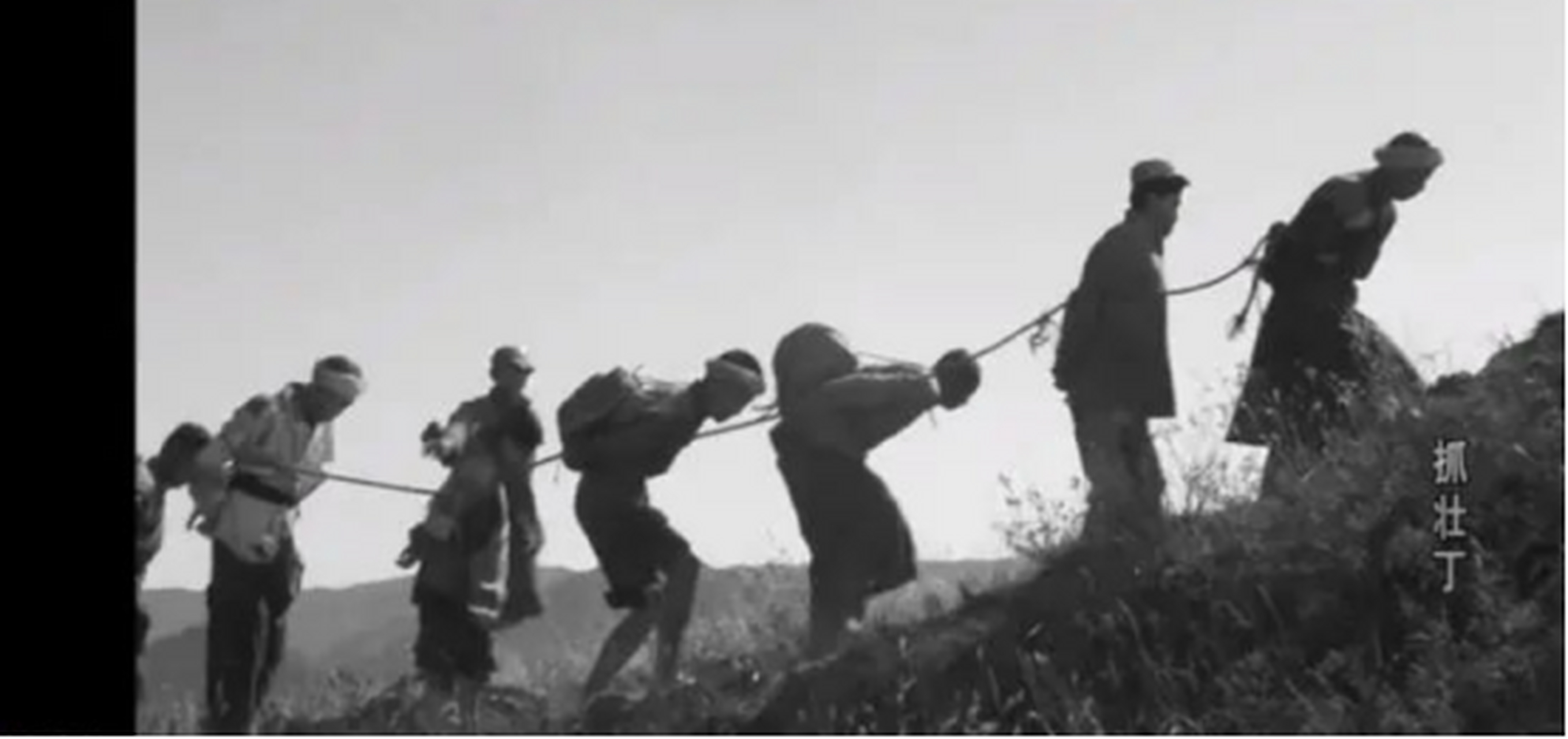 1949年,国民党军抓壮丁,几个士兵闯进薛家后,一把夺过他几个月大的