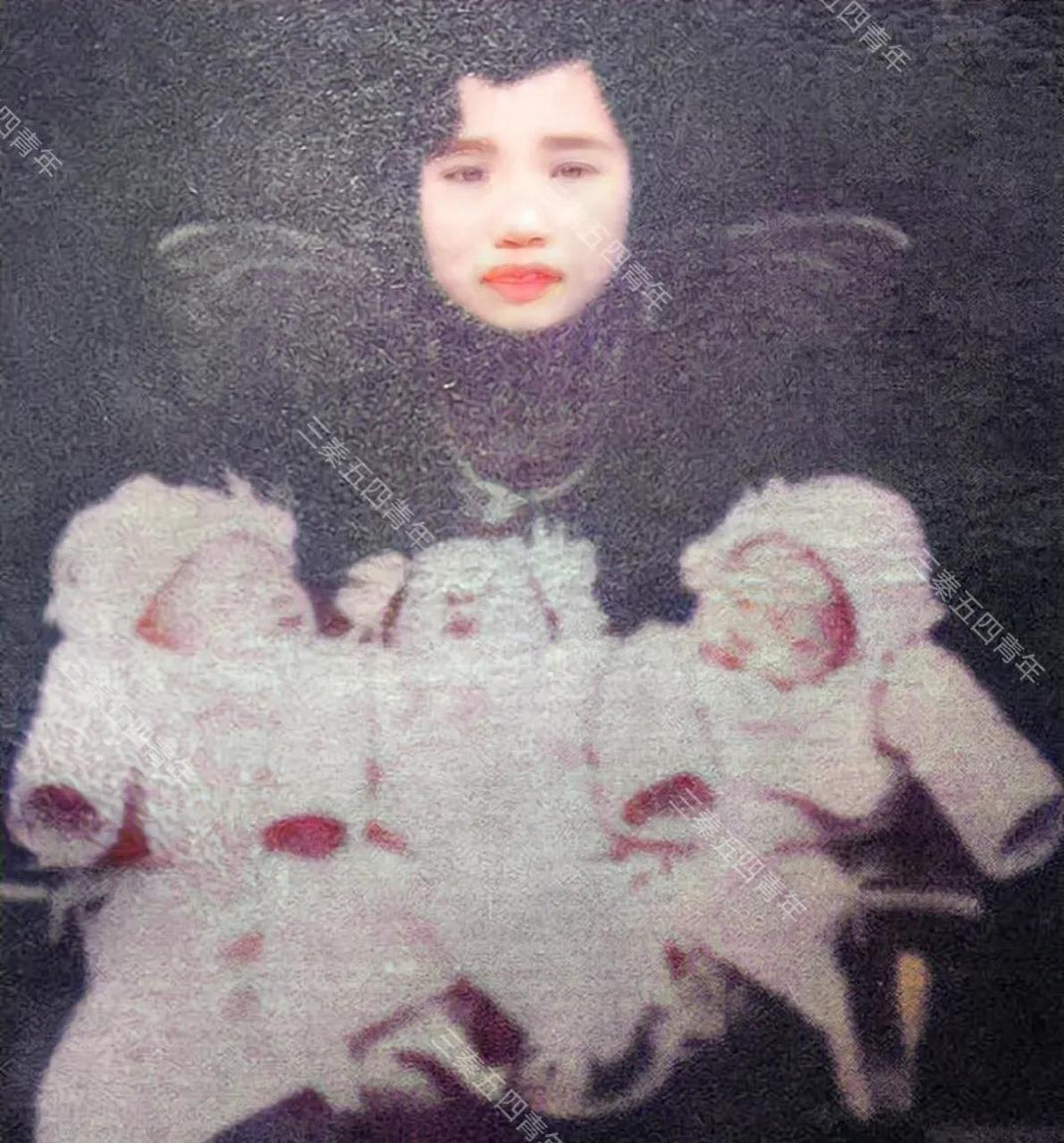 1945年,刘文彩的第三房姨太太凌君如,怀抱三个婴儿的照片让人唏嘘不已