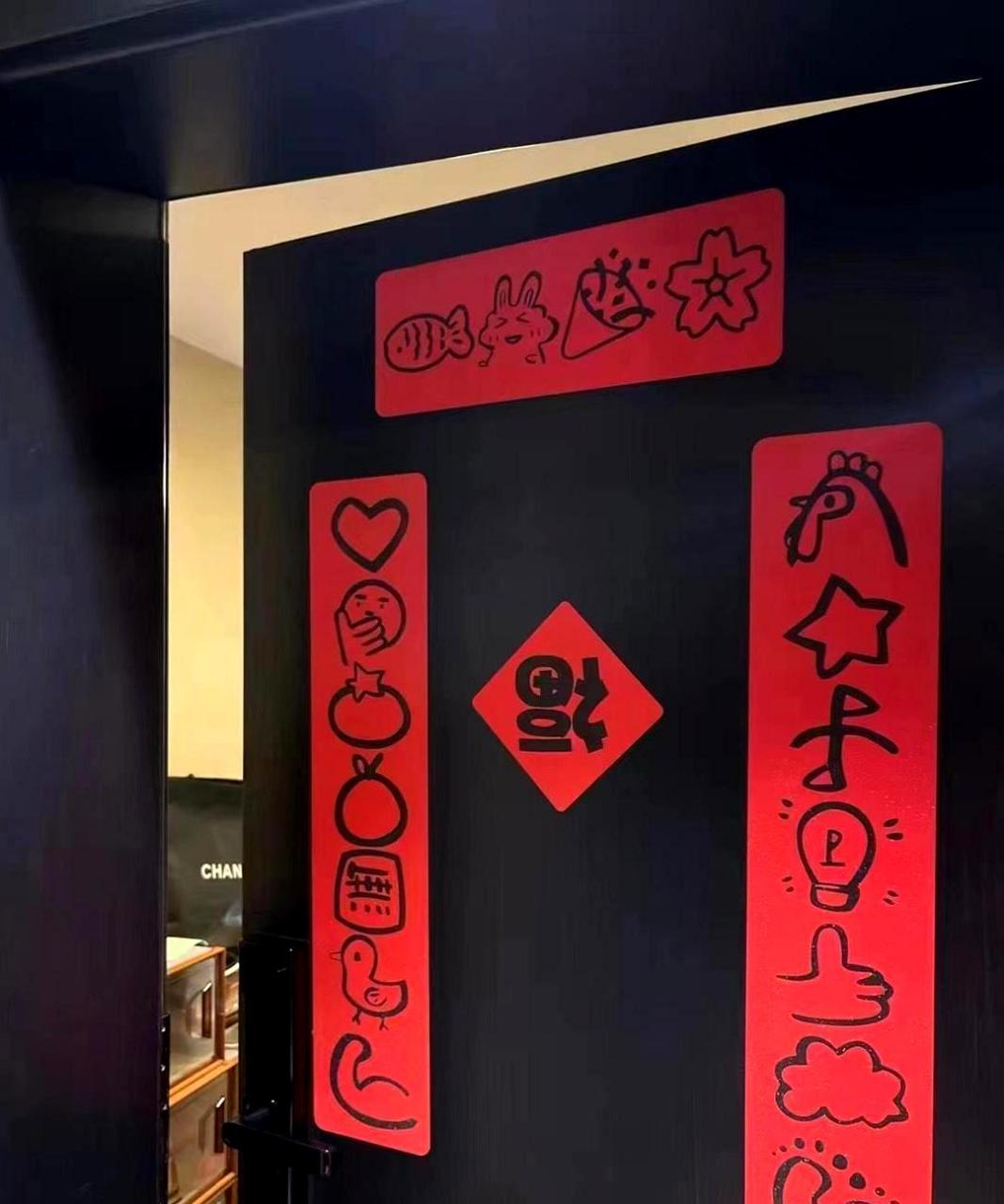 "天上人间,人间天堂"的意思是两个地方都非常美好,可以用一句话来形容