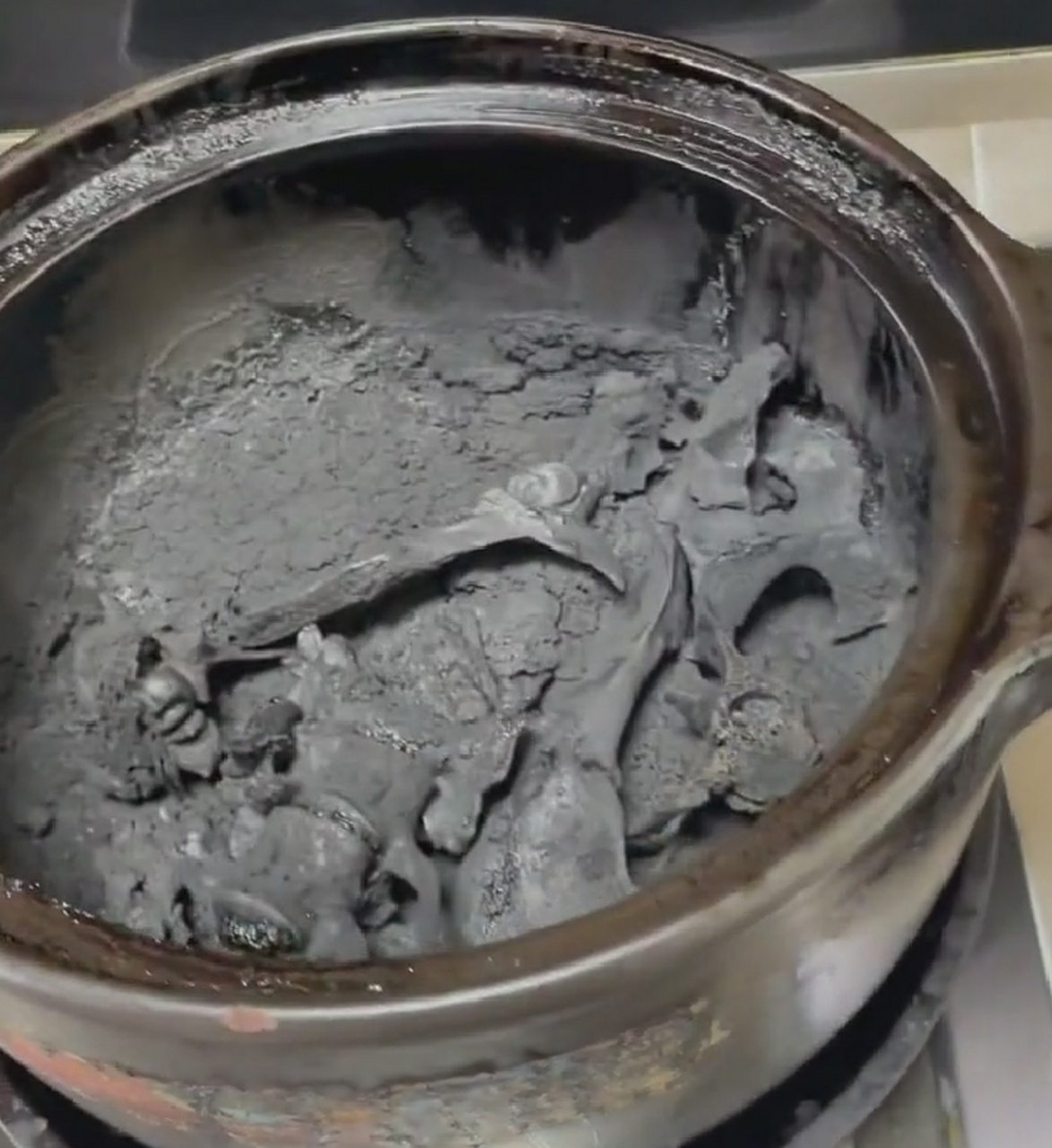 忘记还在炖骨头汤,坐在那看了三小时的电影,成骨灰了