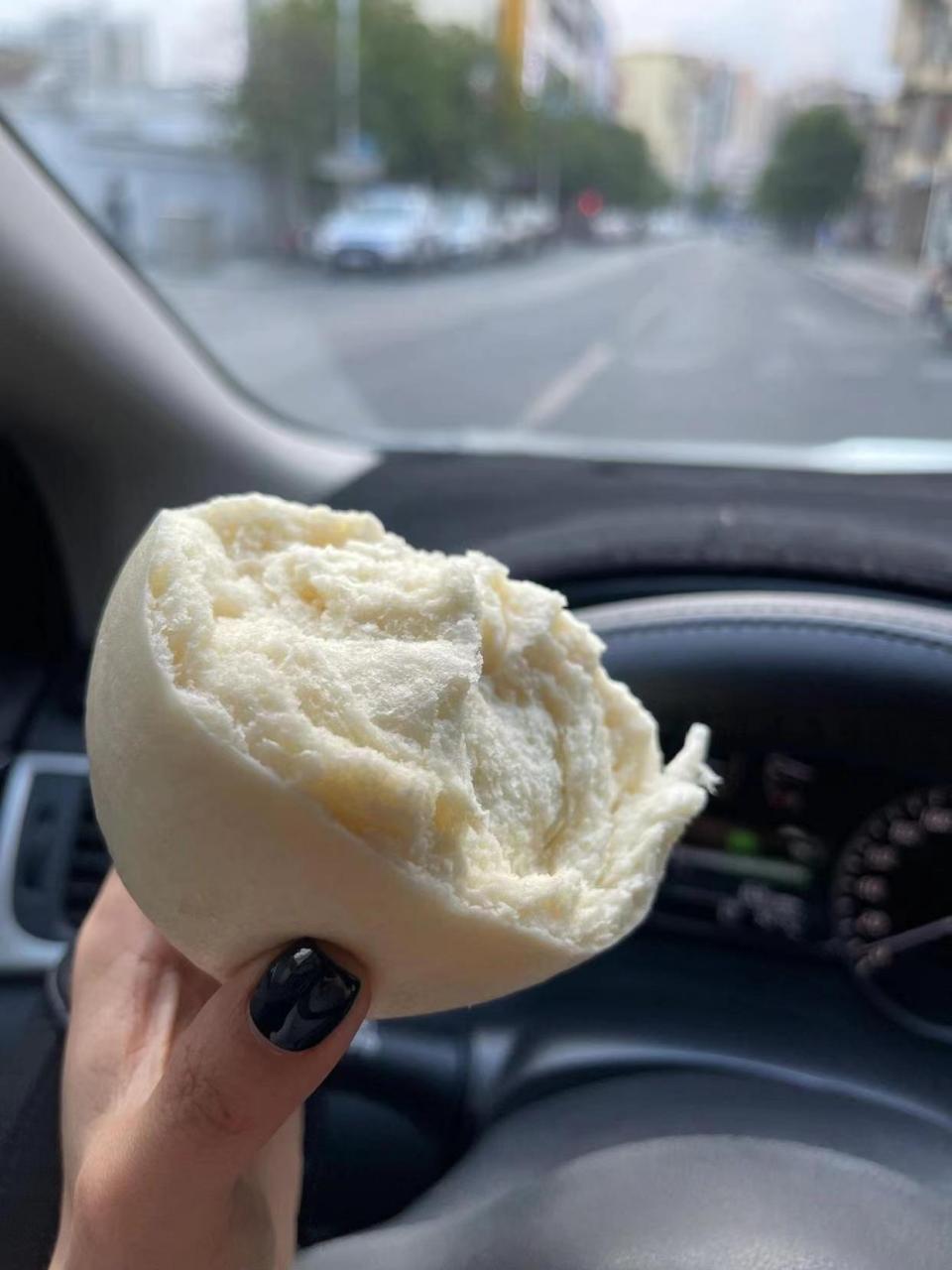 工资没发,早餐就只能吃半个馒头了