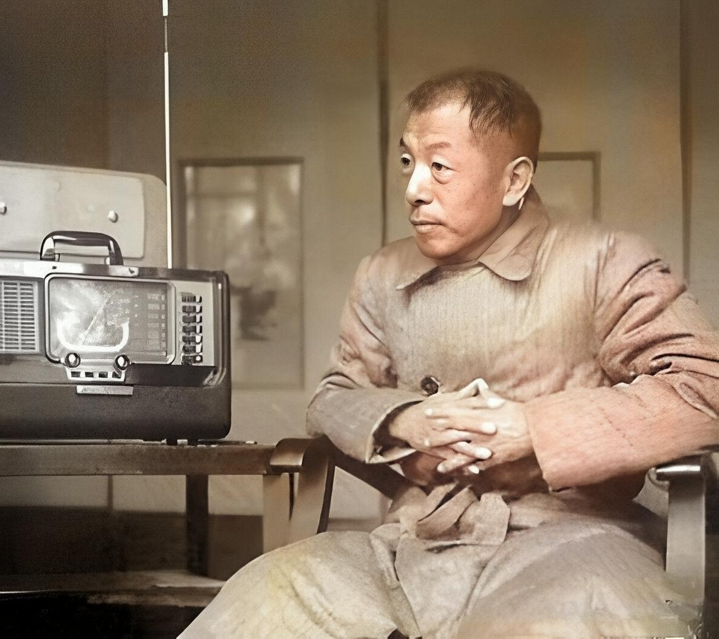 被老江囚禁多年的张少帅已经失去了青春的头脑,所以他每天只能听小曲