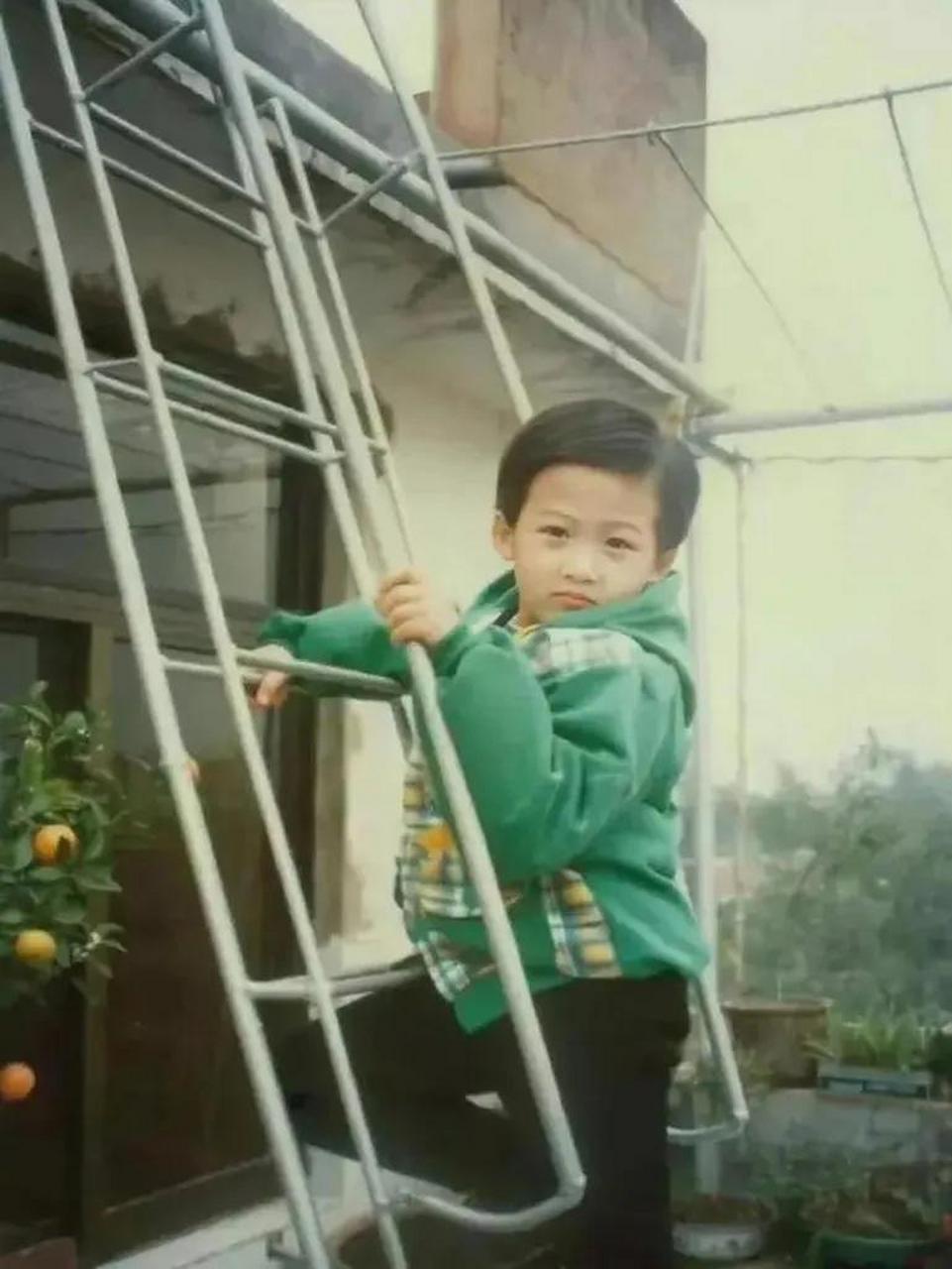 上个世纪90年代,一张可爱的小男孩的照片在网络上广泛传播.