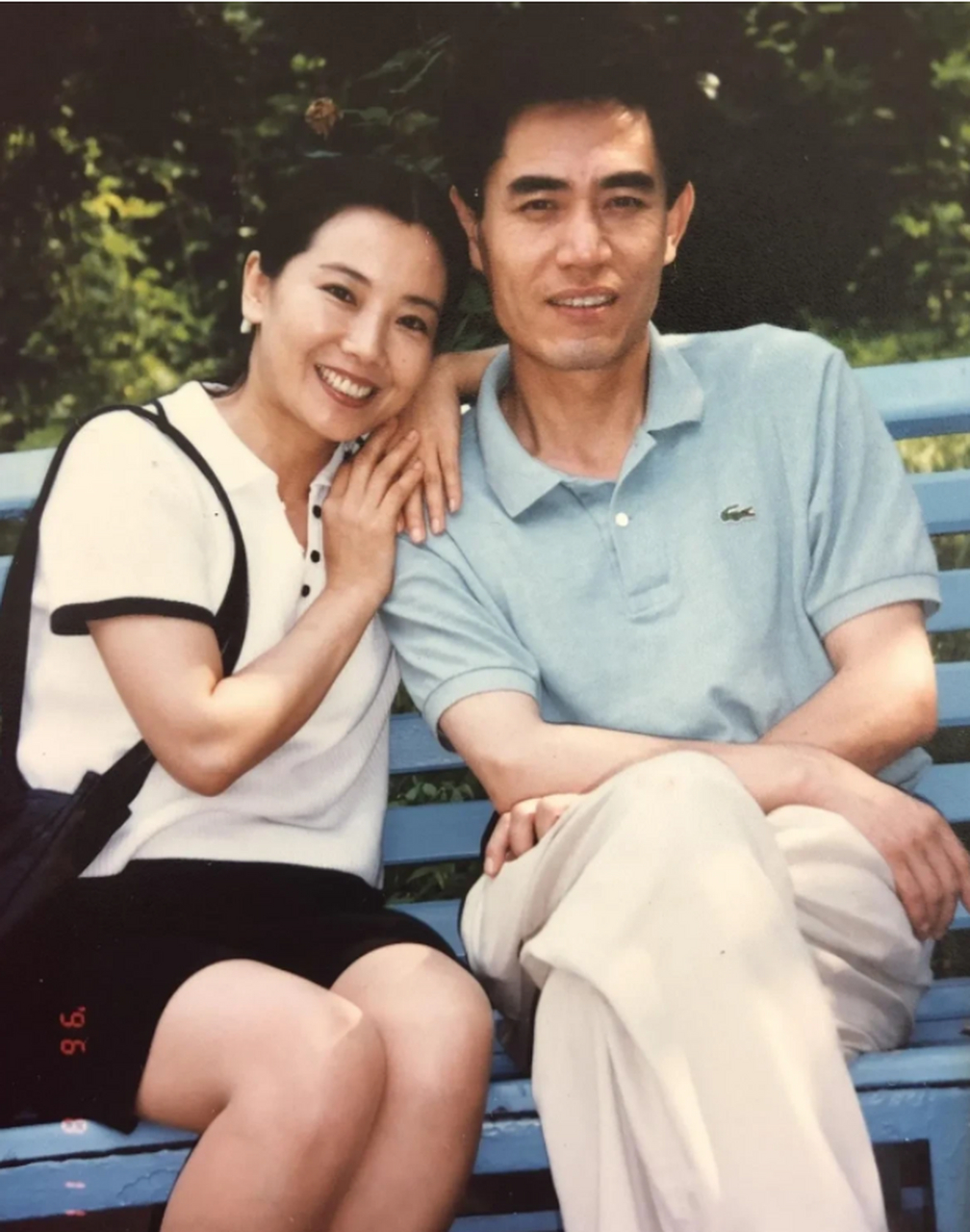 陈宝国和老婆赵奎娥年轻时一组的照片曝光!二人坐在公园的长椅上约会!