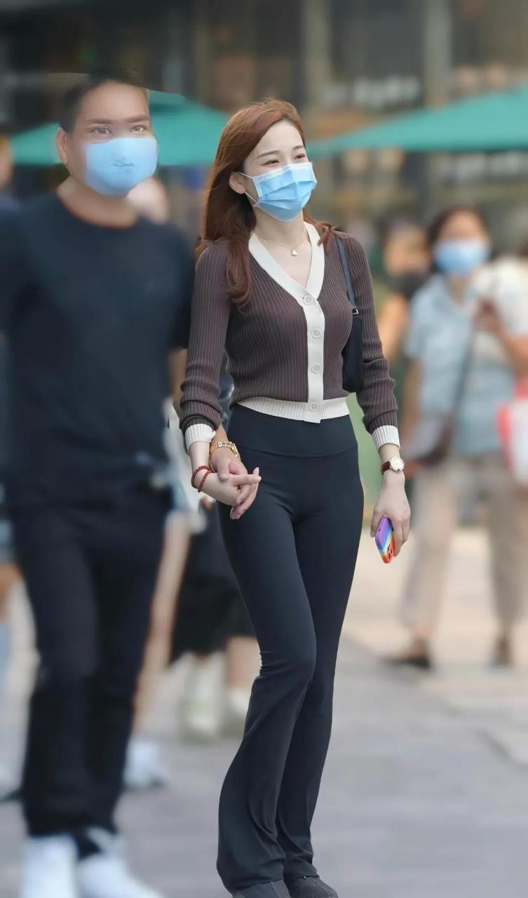 街拍美女这微胖的身材你们喜不喜欢!