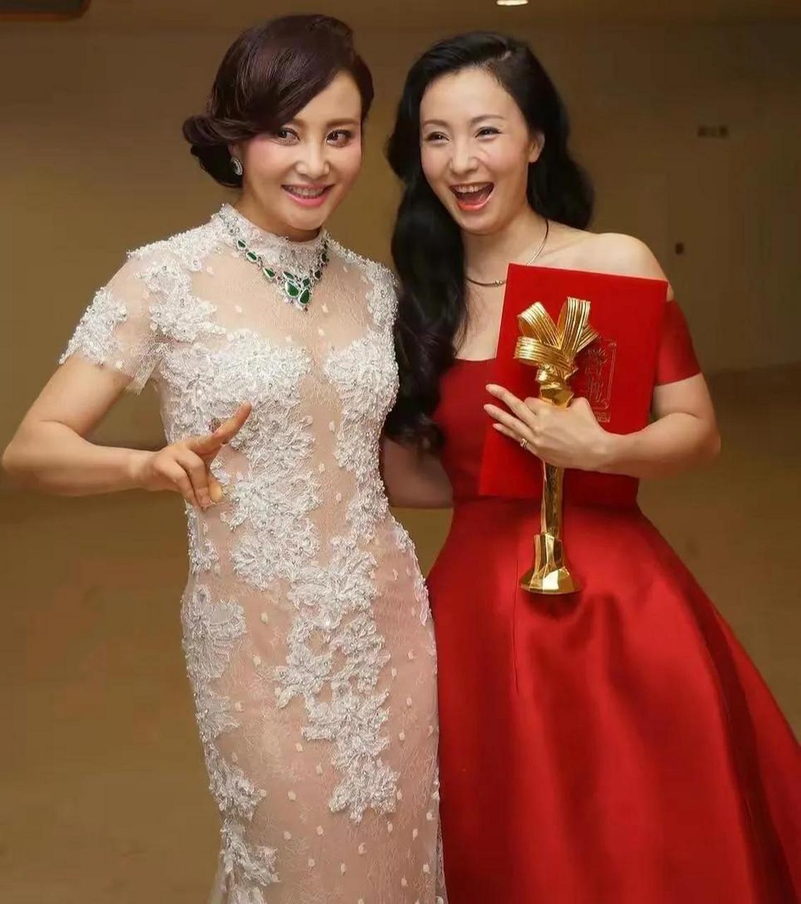 大陶红与小陶虹合影,俩人正是颜值巅峰,又纯又欲,太迷人了!