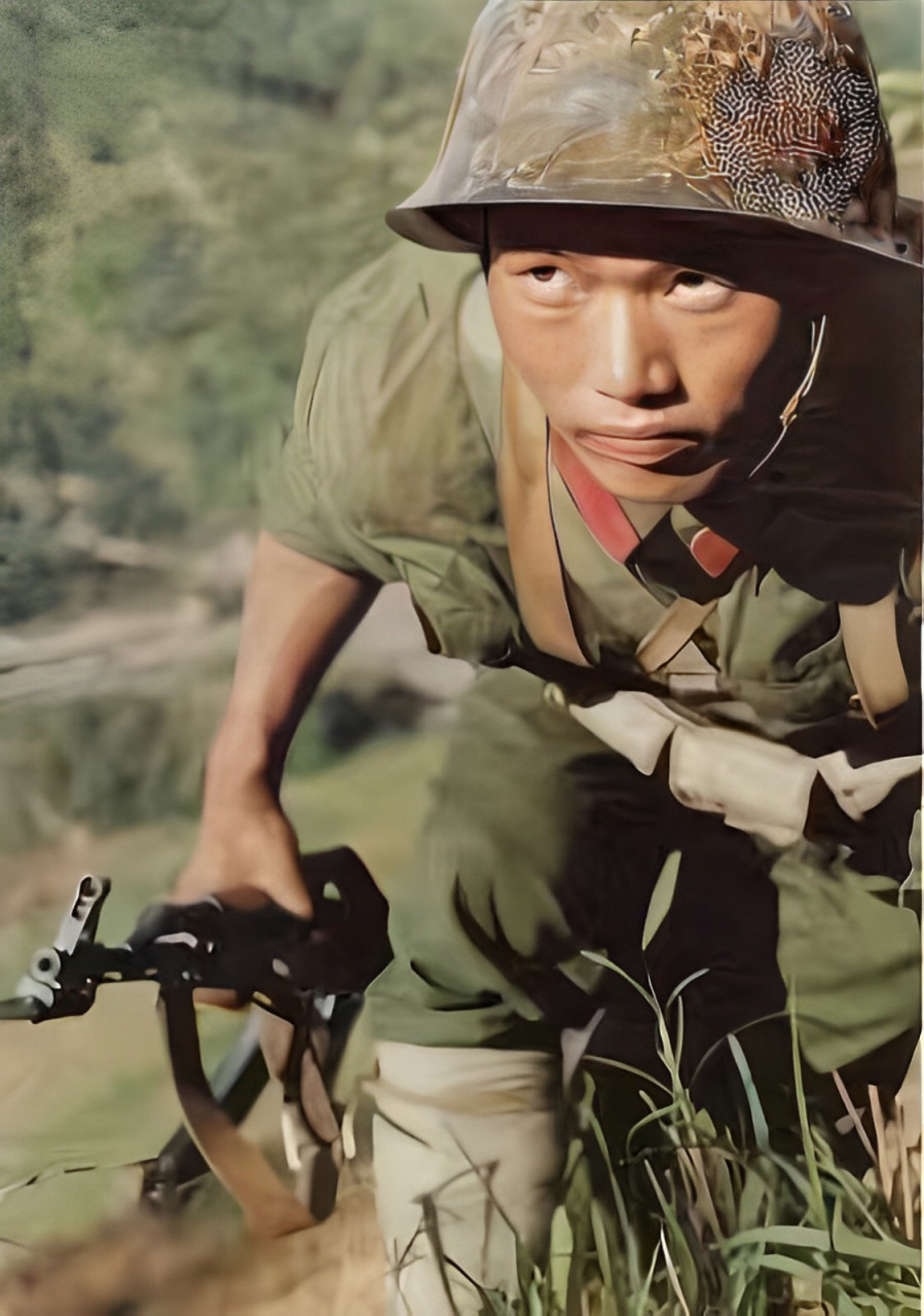 1979年,军人郑红玉被七八名越南士兵囚禁包围,十分危险.