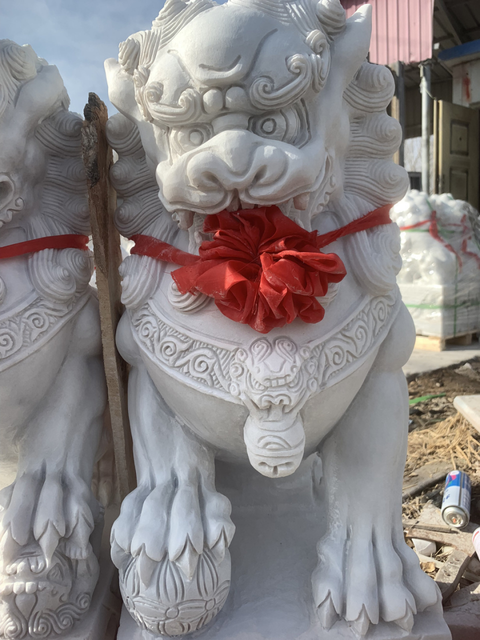 门口摆放石狮子的寓意  1,镇宅辟邪 石狮自从诞生之日起也就被用于