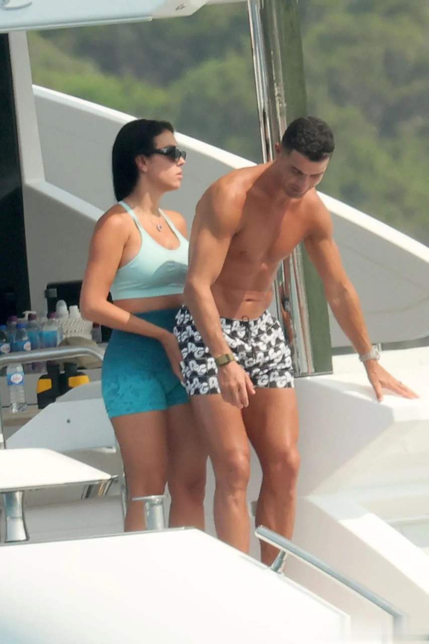 c罗跟老婆在游艇上约会