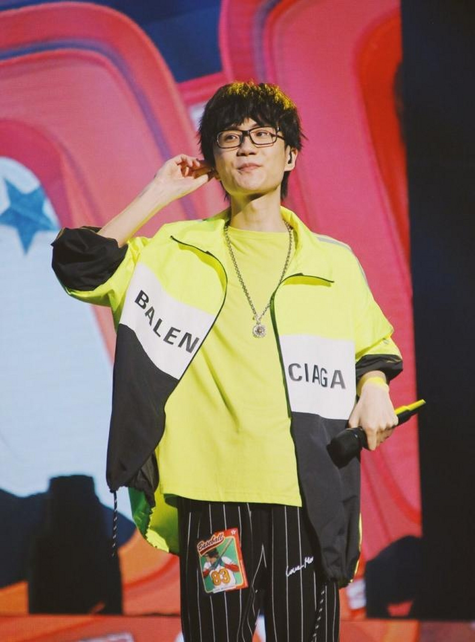 抽奖期间粉丝们都在问:格洛米呢?许嵩说:它干它自己的事情去了.