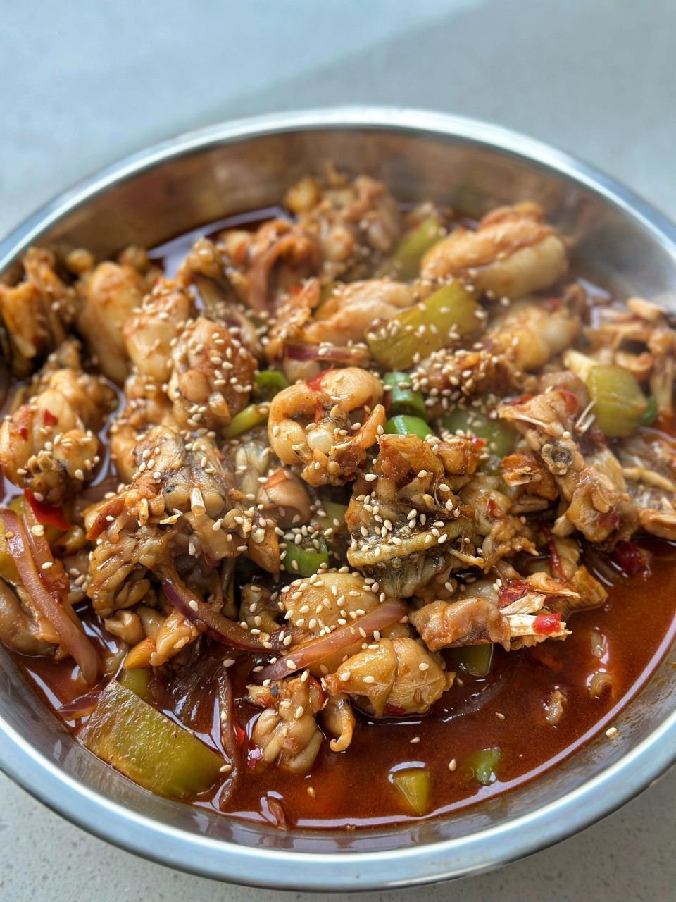 家庭版香辣牛蛙教程来啦 饭店一份牛蛙挺贵呢,量也不是很大,不如从菜