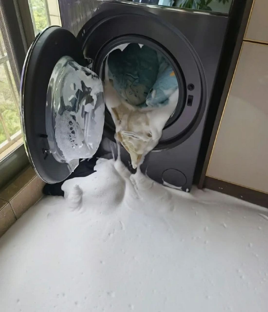 我从超市买的洗衣机,洗一洗就吐出很多泡沫 请问洗衣机是不是坏了?