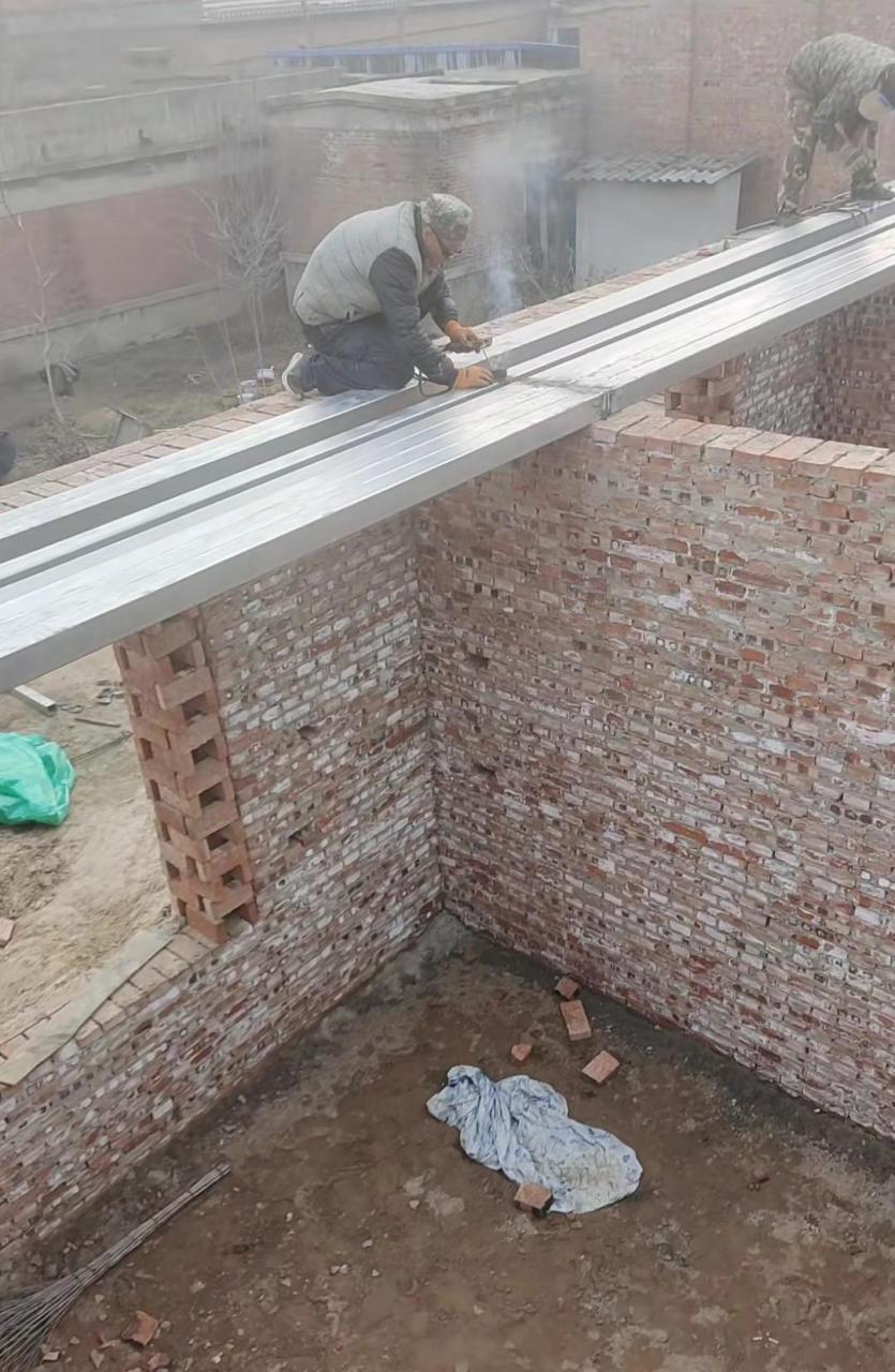 网友:朋友家盖房子,前面墙37墙,中间的隔墙24墙,后墙却用的12墙,这是