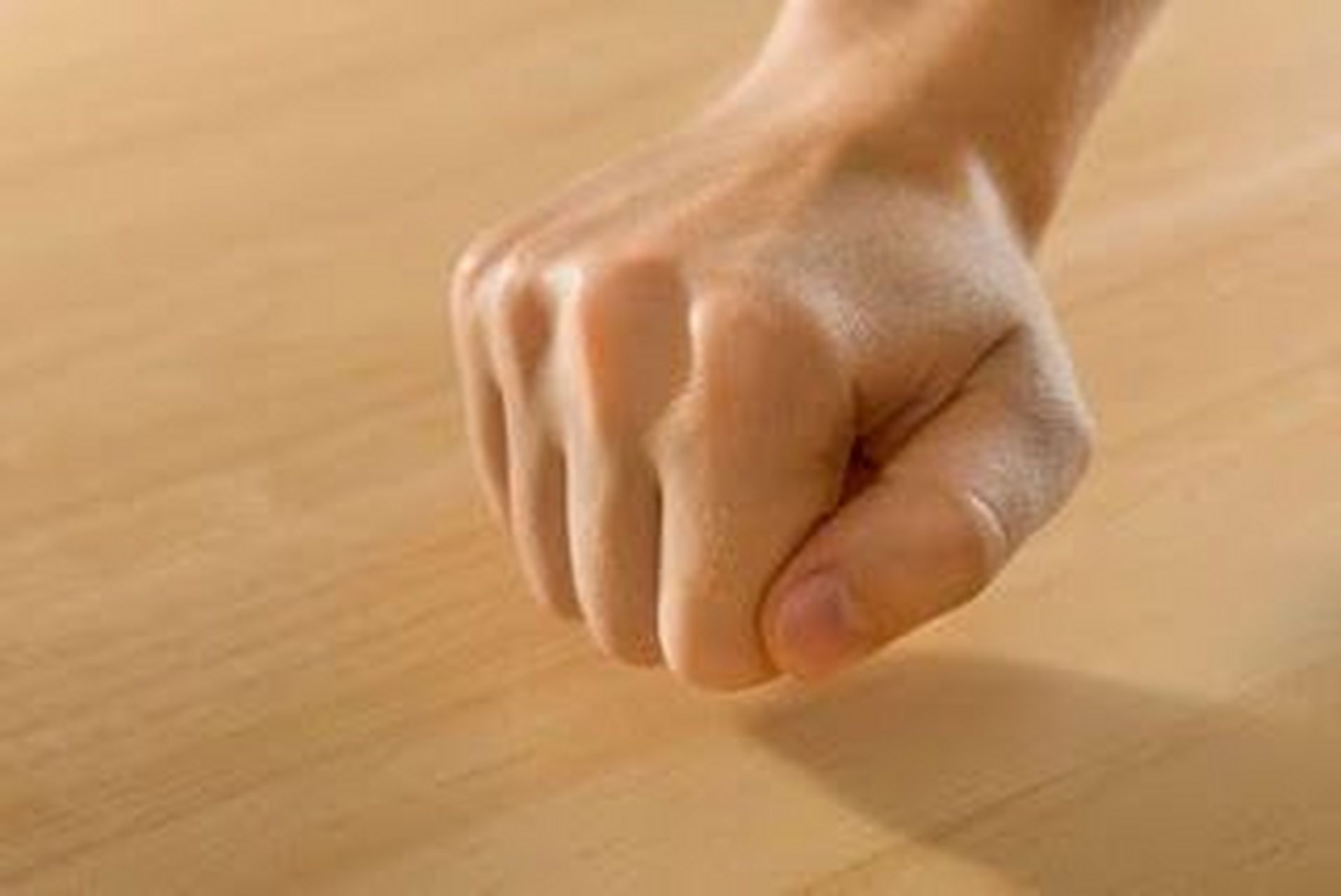 touch wood的意思是"in order to avoid bad luck, either when yu