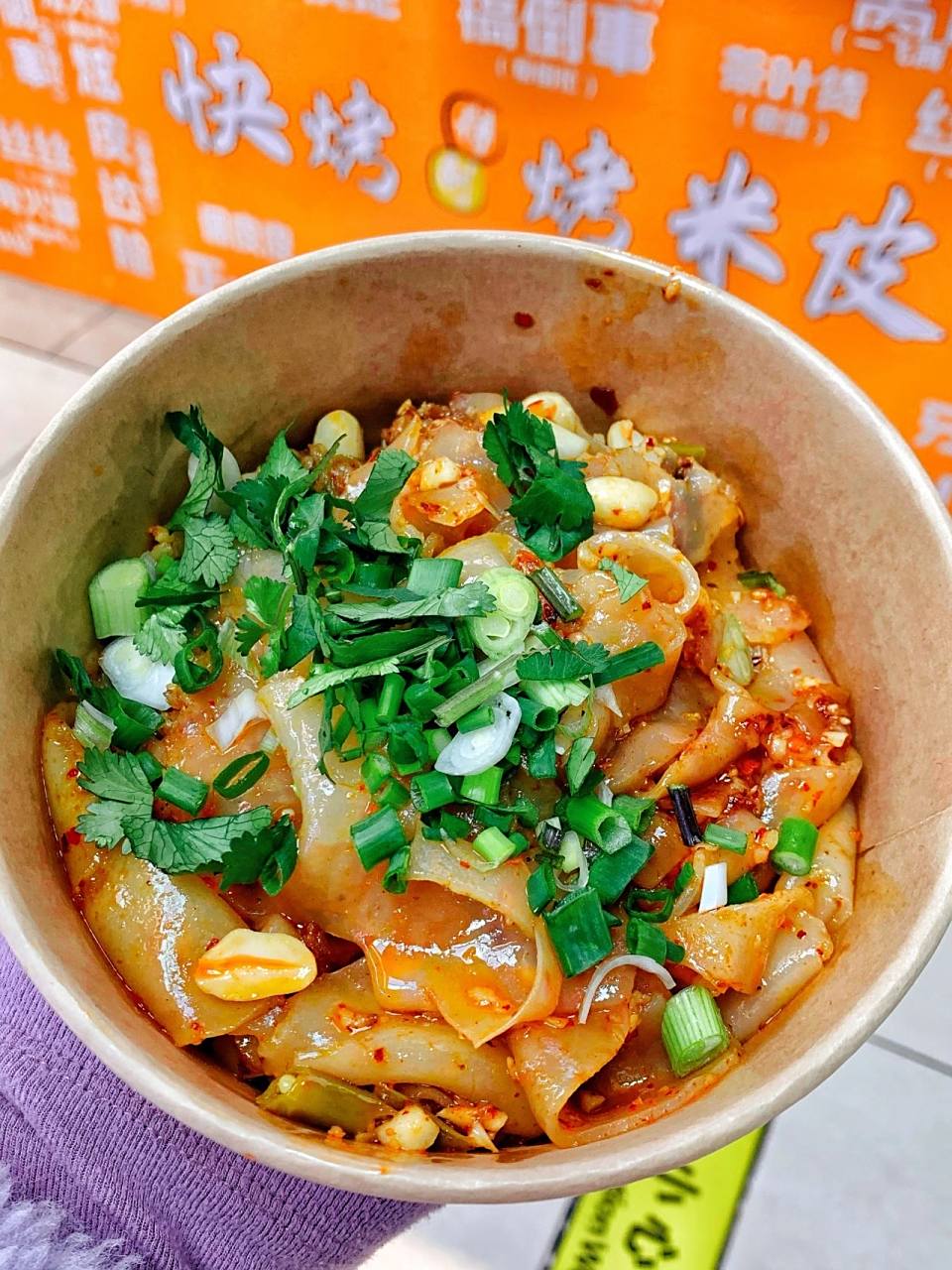 重庆13r的烤米皮真的太顶,观音桥必吃小吃 每次去观音桥一个人不知道