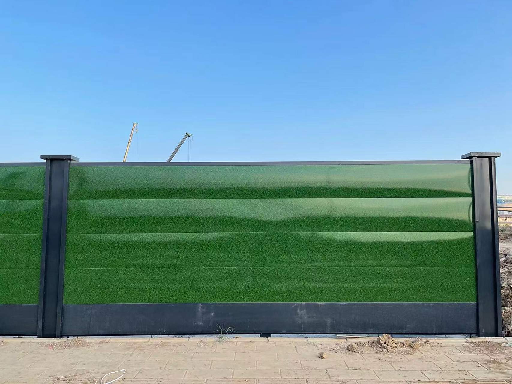 安装便捷:装配式围挡的钢架和板材可以快速安装和拆卸,不需要使用大量