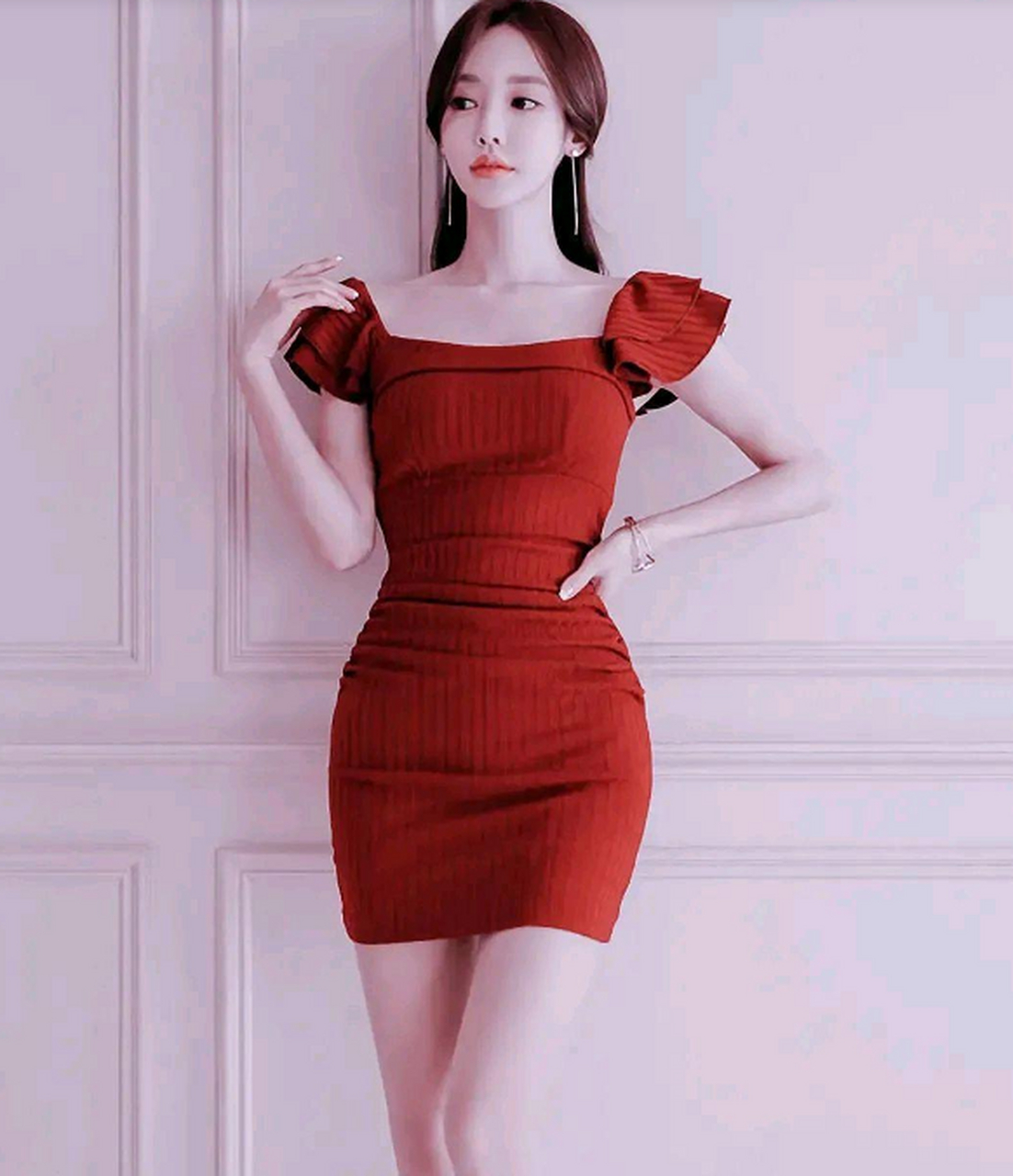 孙允珠,红色抹胸针织裙,皮肤白皙,性感妩媚,轻松打造出优雅知性的气质