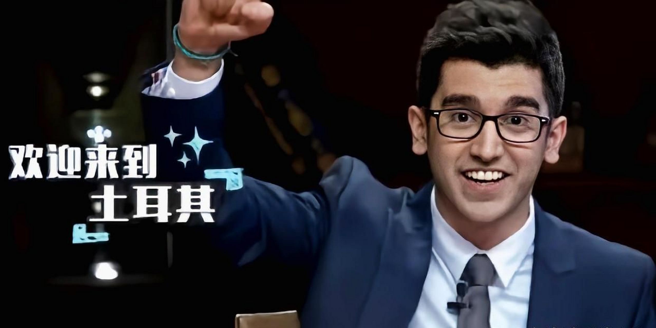 《非正式会谈》里的唐小强因土耳其突发的强震被困在废墟里,好惨啊