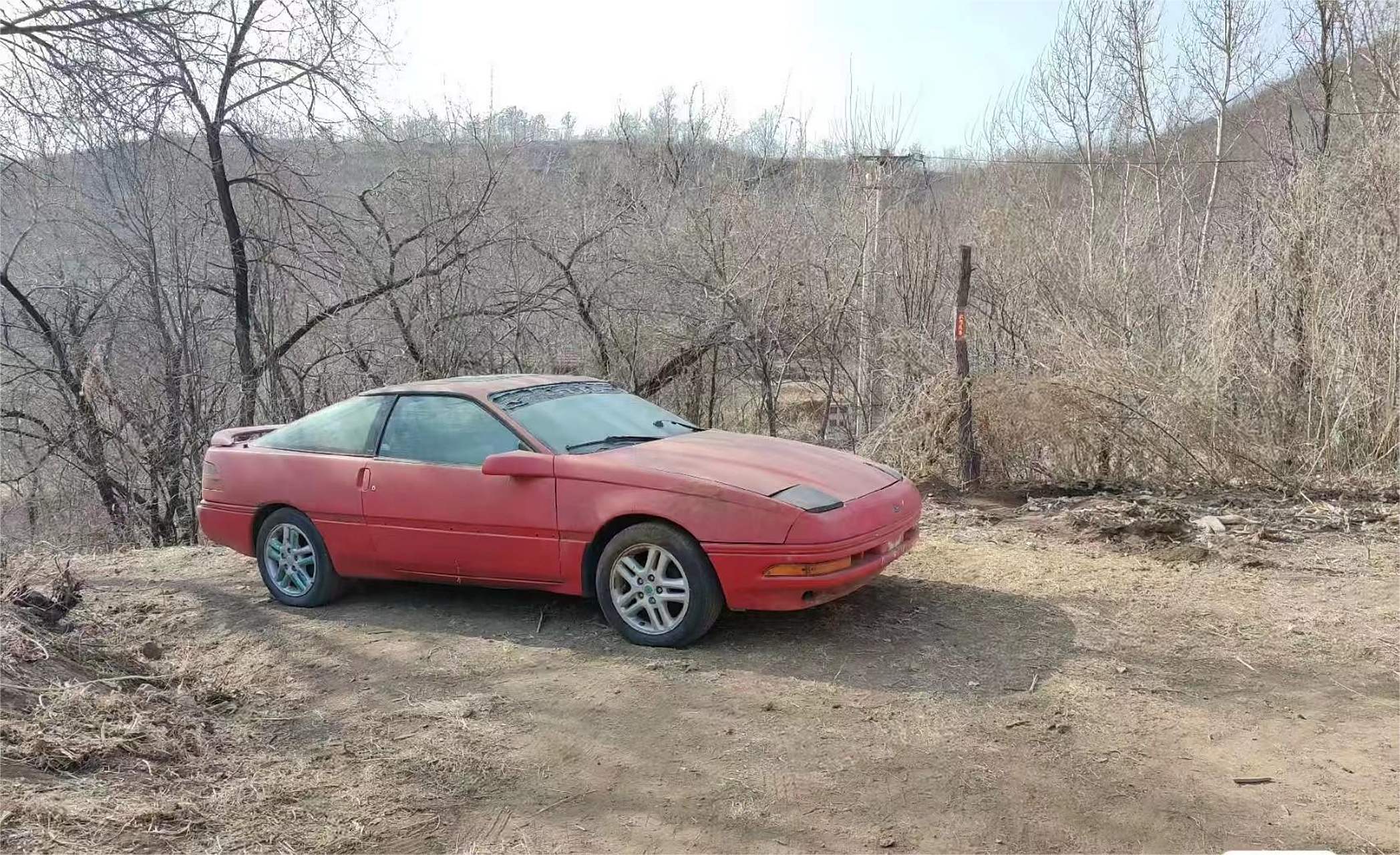 《征服》里吴天儿开的那辆跑车,被我在爬山的时候发现了,估计是当年弃