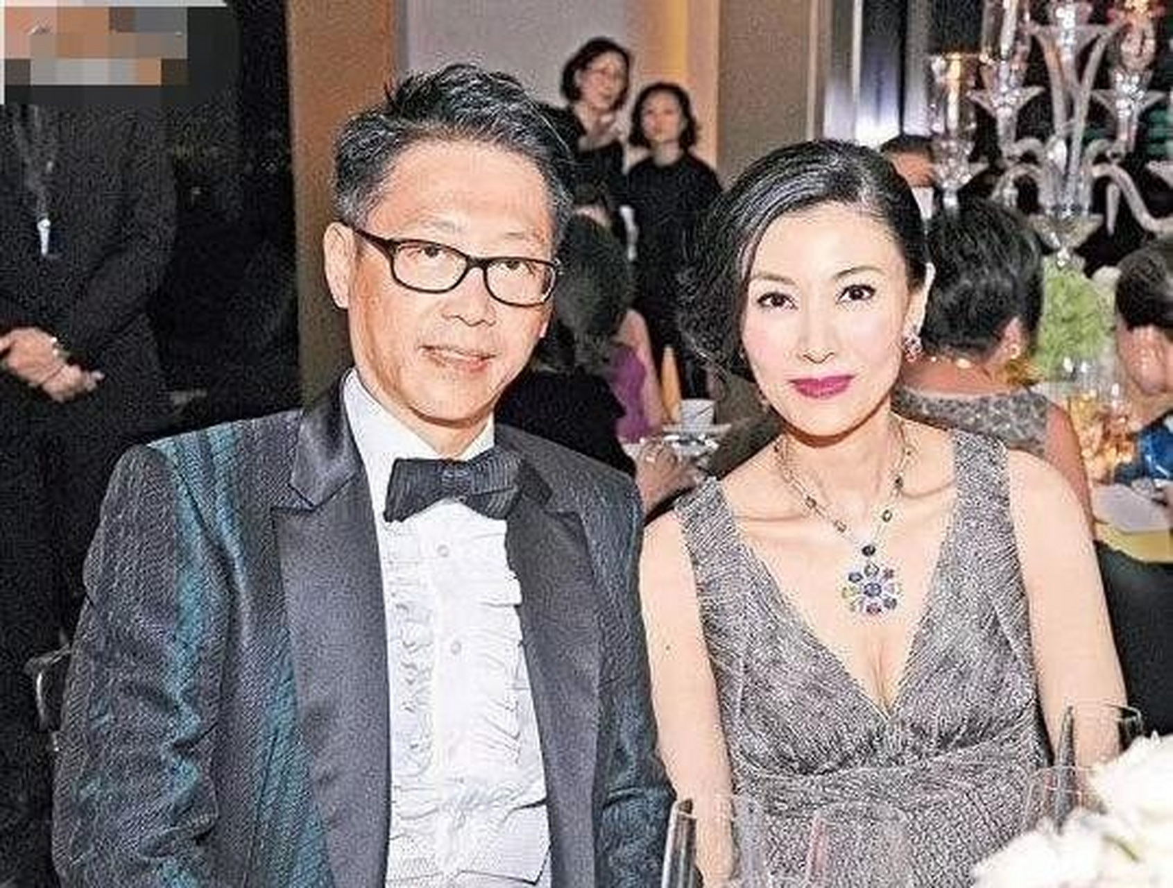一度导致庞维仁与原配黄美仪的婚姻濒临破裂,对外李嘉欣表示"只是朋友