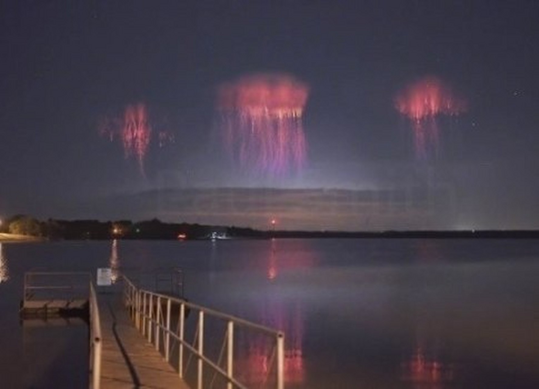 摄影师拍到红色精灵闪电 暴风雨的夜晚,你看到天空中有一个红色的水母