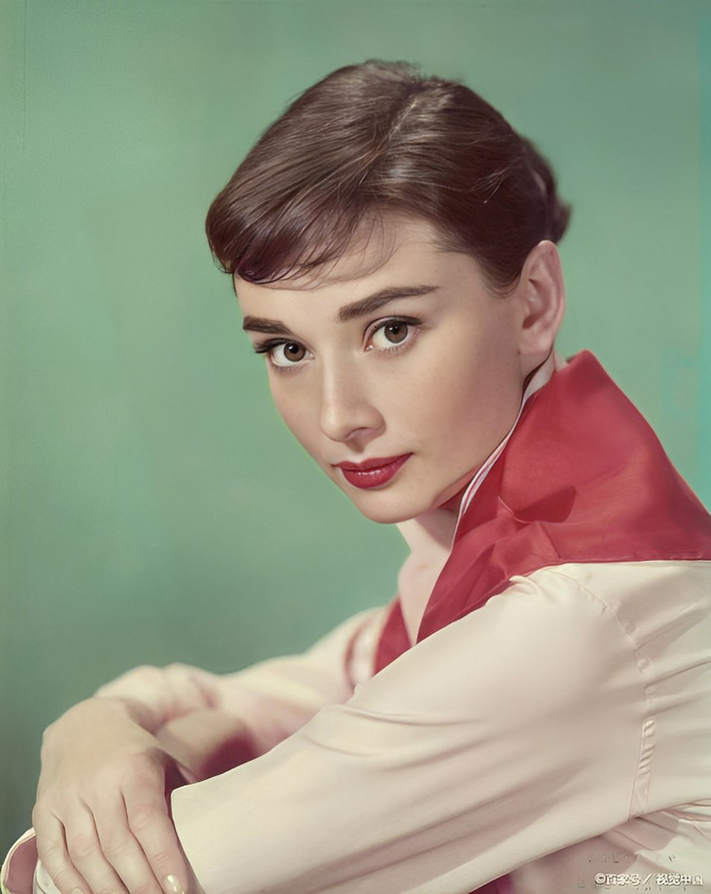 上帝吻了小女孩的脸颊,奥黛丽·赫本诞生了.