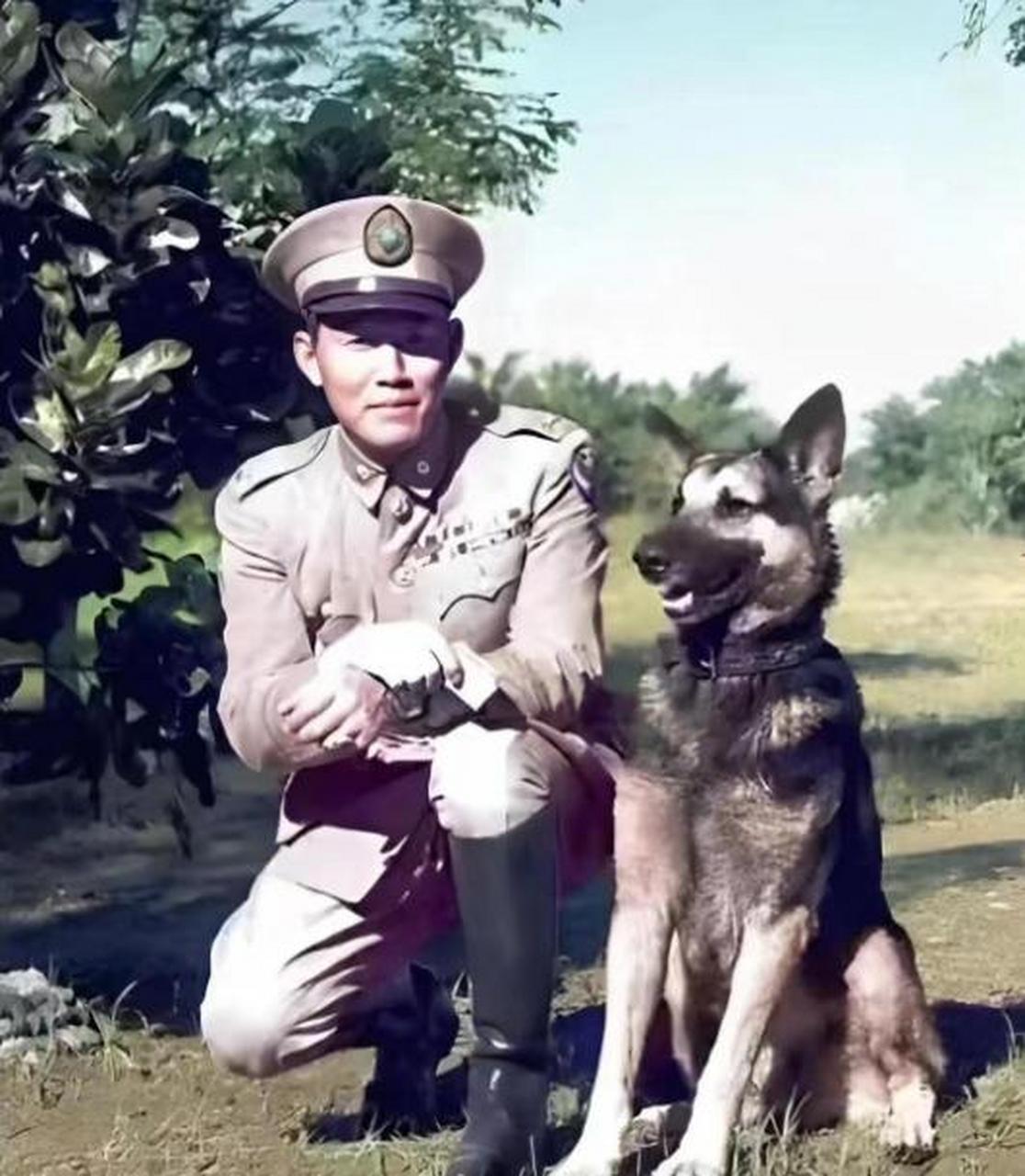 88岁的孙立人将军站在家门口与女儿的一张合影,拍摄于1988年 .