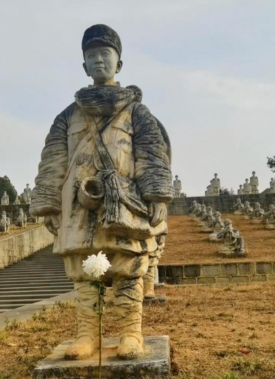 松山战役娃娃兵墓地图片