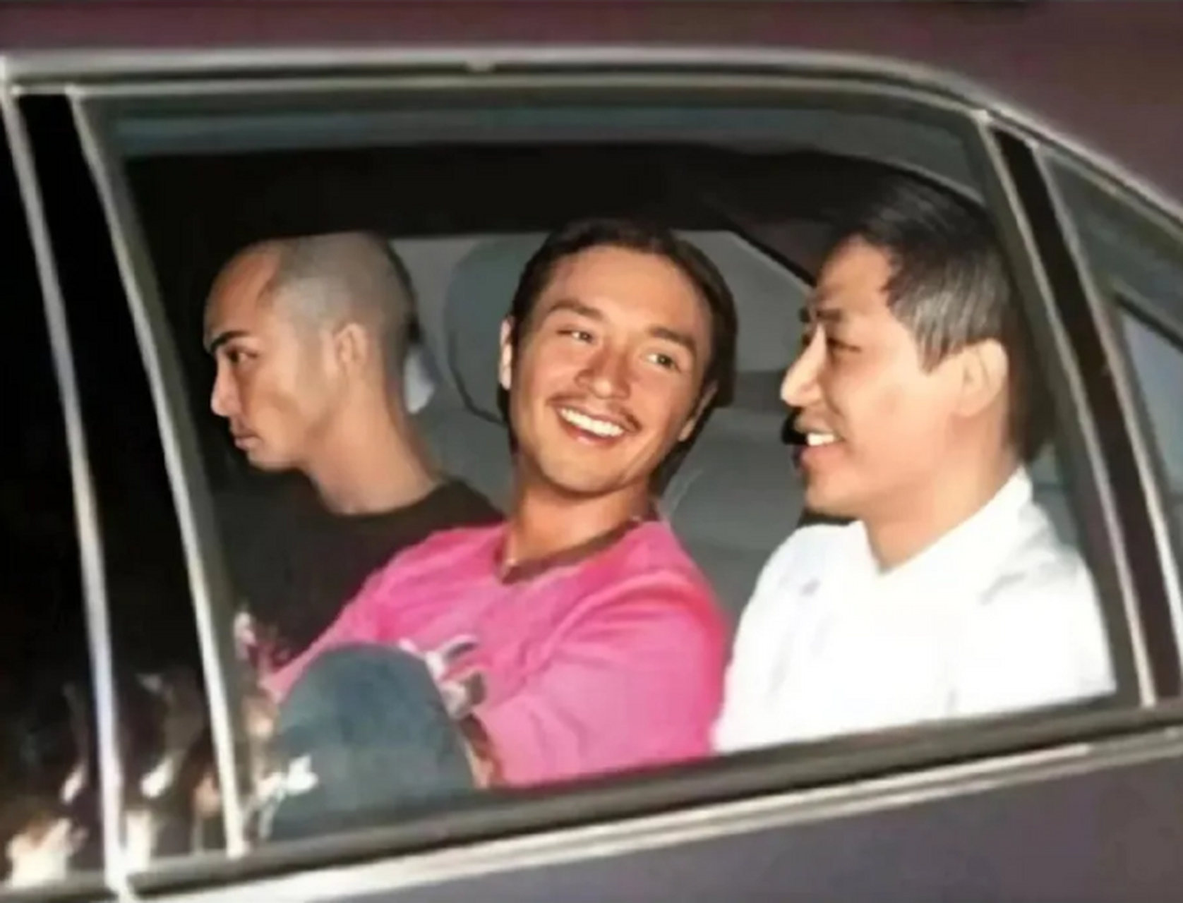 2003年,张国荣坐在车里,身旁坐着的就是他的好朋友唐鹤德,两人可是一