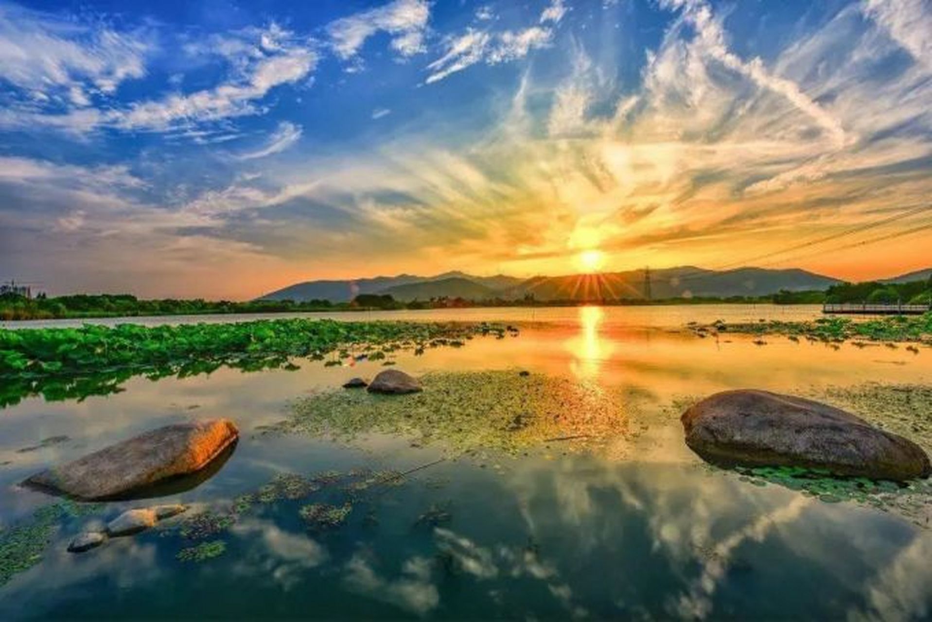 金秋醉美,是指秋季的美丽景色.